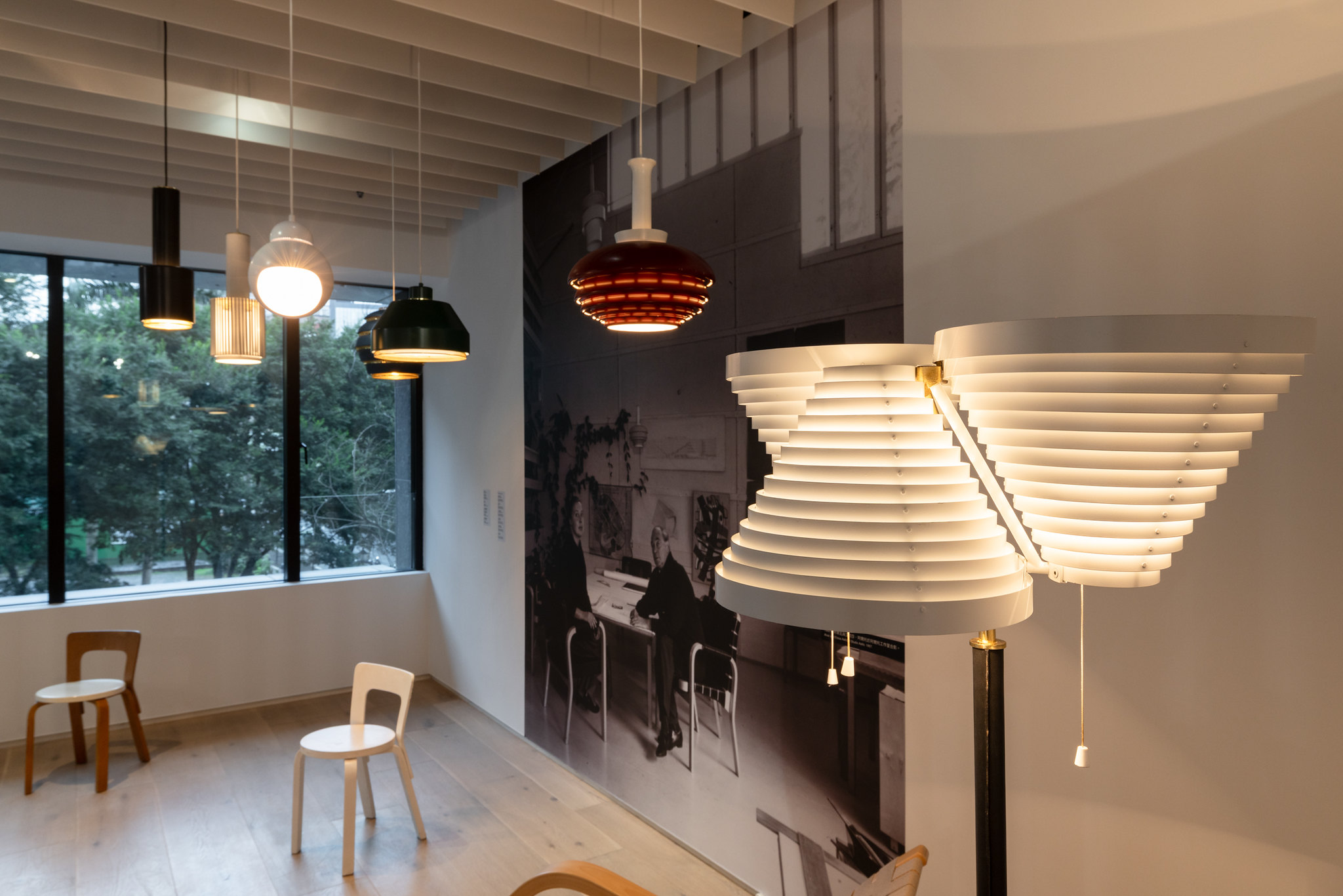 阿爾瓦．阿爾托重視光的特性，常為建築設計專屬燈具 ©忠泰美術館