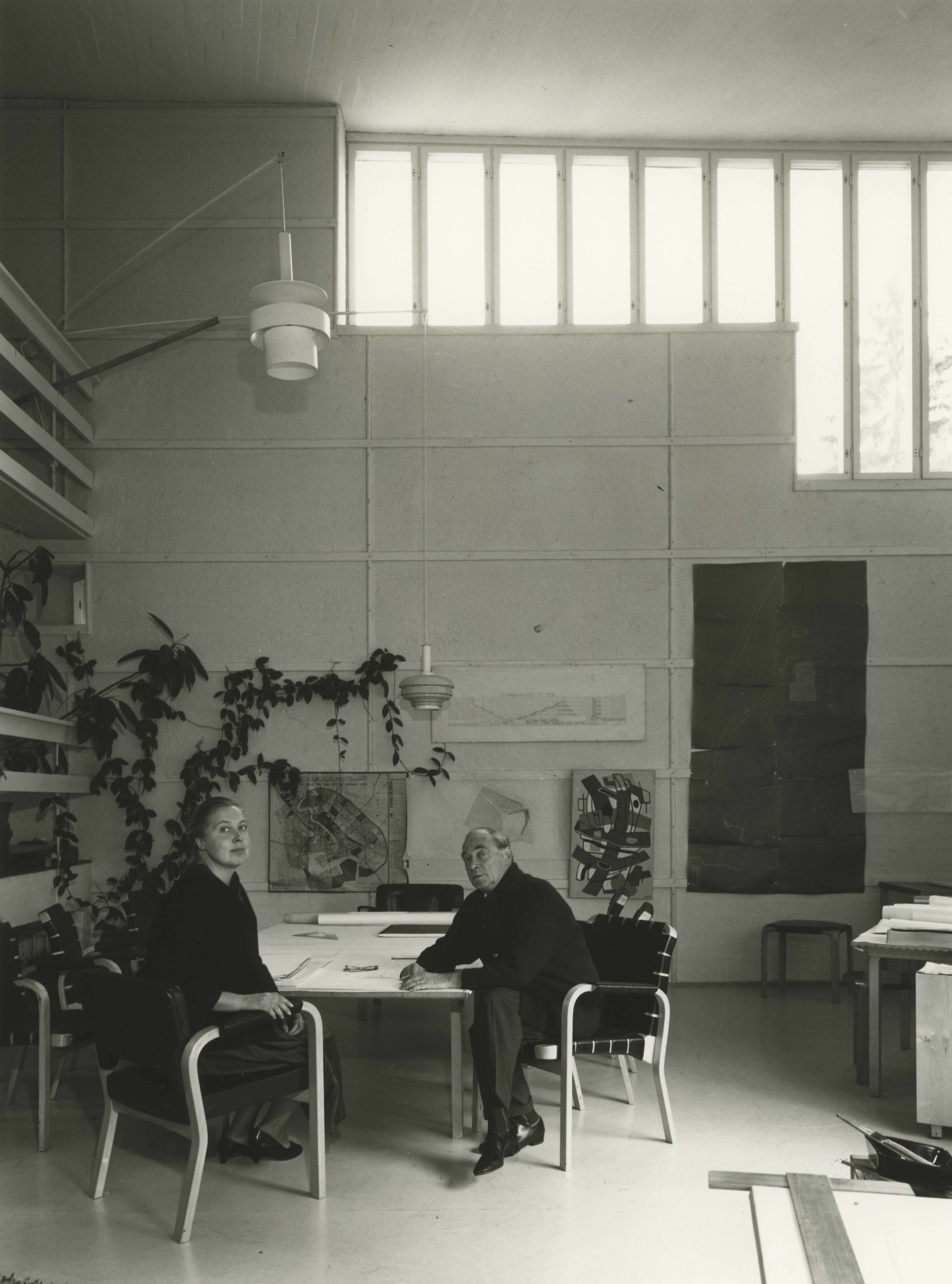 阿爾瓦．阿爾托（Alvar Aalto）與艾莉莎・阿爾托（Elissa Aalto）於阿爾托工作室合影 Aalto Foundation