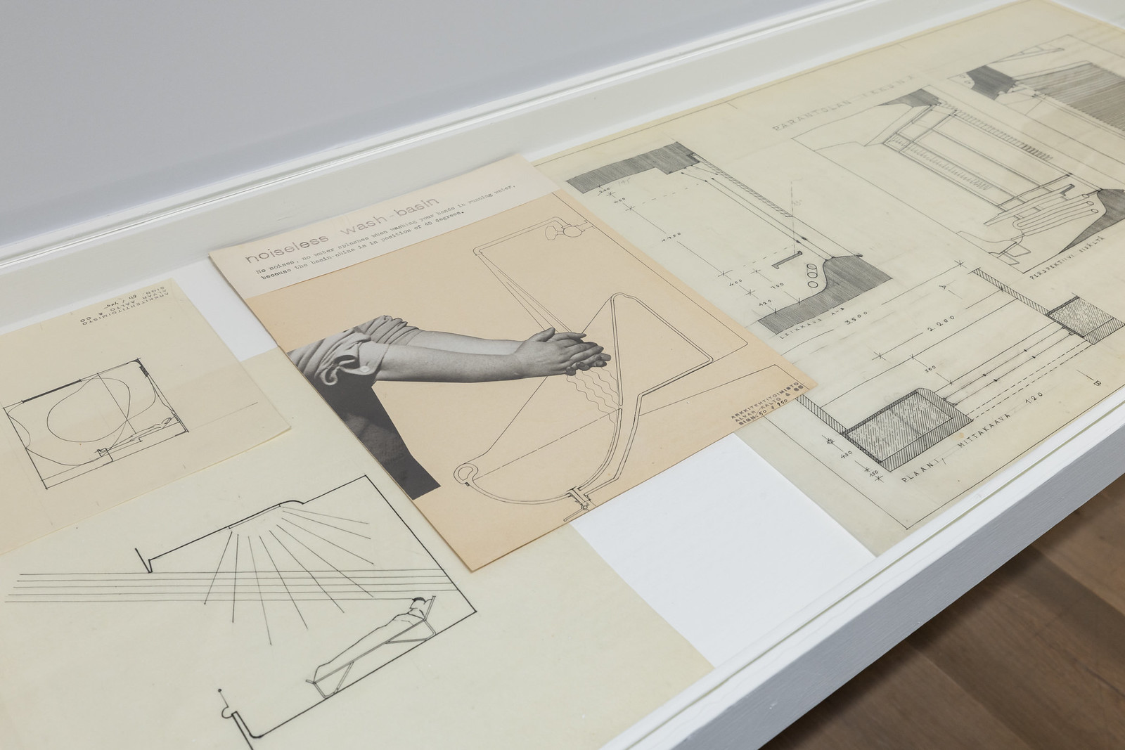 阿爾瓦．阿爾托（Alvar Aalto）為帕伊米奧療養院（Paimio Sanatorium）量身訂製一系列家具，例如特殊設計的洗手盆，能讓水以30度角落下，防止水花濺出