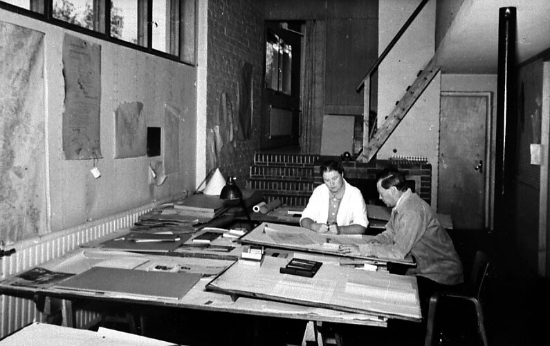 愛諾（Aino Aalto）與阿爾瓦．阿爾托（Alvar Aalto）於阿爾托之家中工作 ©Alvar Aalto Foundation