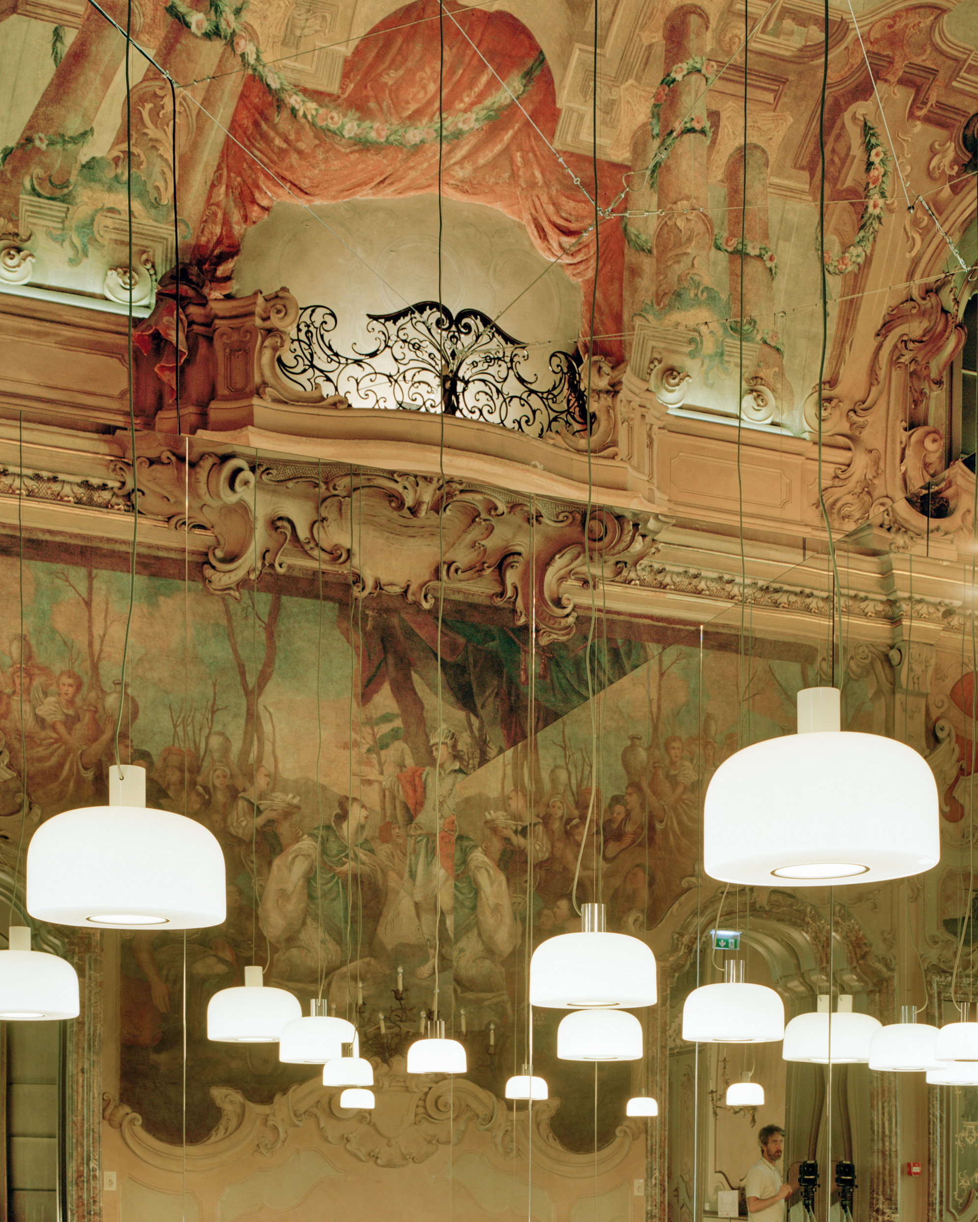 整個空間裝置展現了歷史建築與當代設計的共生關係，西班牙建築師事務所ARQUITECTURA-G沒有採用對抗性的介入方式，而是選擇與巴洛克空間語彙對話，透過鏡面裝置放大原有的空間特性