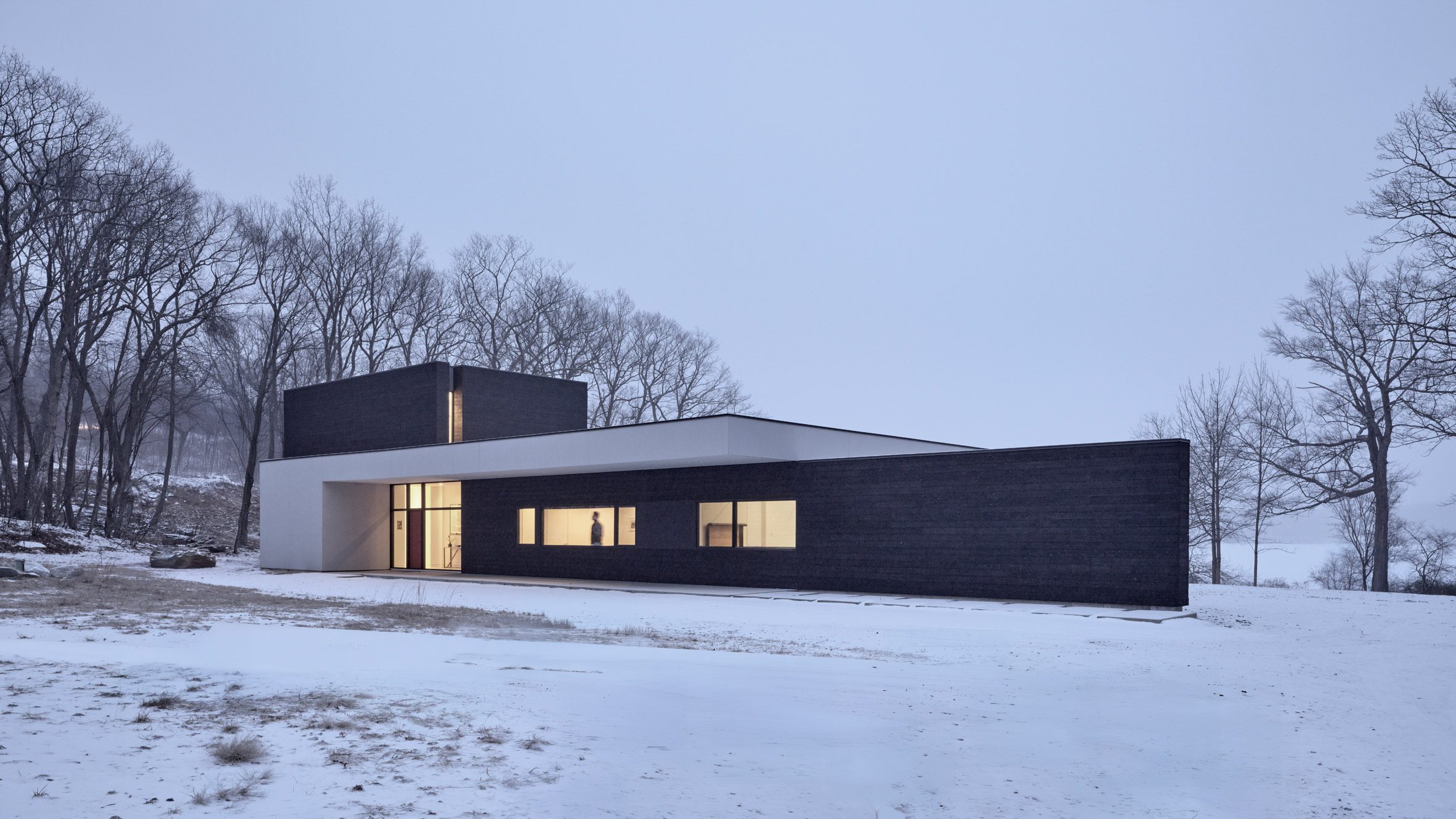 美國賓州 Milford Specht Novak Log Tavern Pond House 住宅 外觀 日本 焼杉板 燻黑 