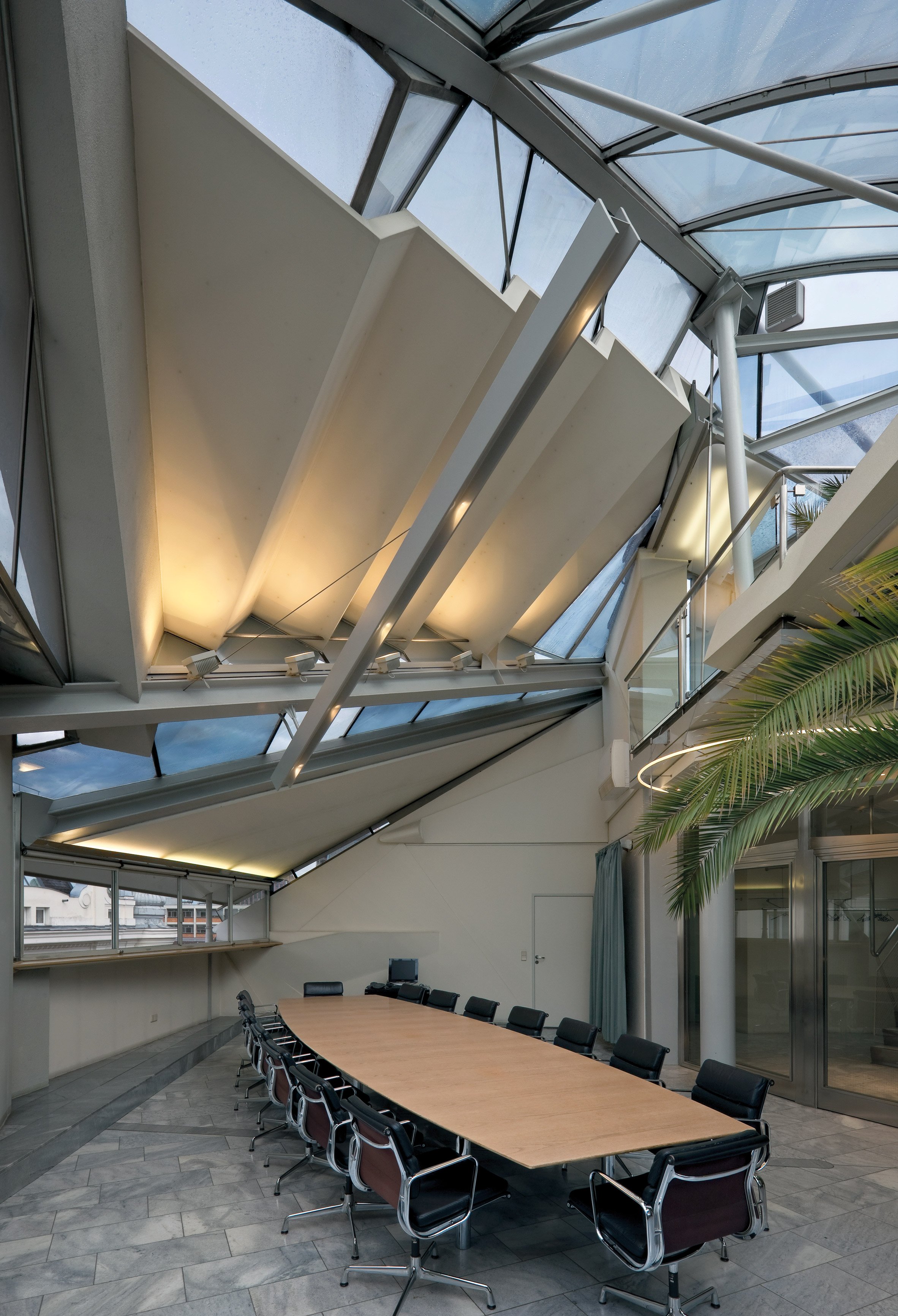 福肯街屋頂改造案（Rooftop Remodeling Falkestrasse）是為一家法律事務所進行的增建設計