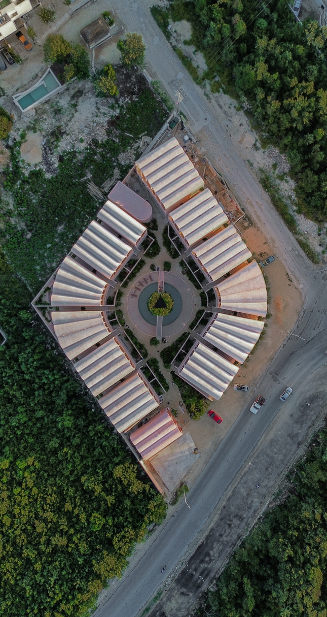 從高空俯瞰，整個建築群呈現一個巨大的眼形平面，中央塔樓便是那炯炯有神的瞳孔