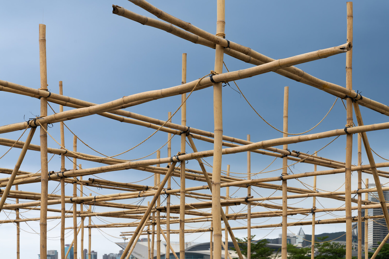 19世紀以降，香港居民長期使用竹棚因應聚落建設與臨時經濟活動；戲曲棚、漁村遮蔭與工業區搭設，形成節省成本、易拆易建的生產方式。此傳統承載手藝、人情與市場節奏，也回應都市規模快速擴張帶來的空間壓力