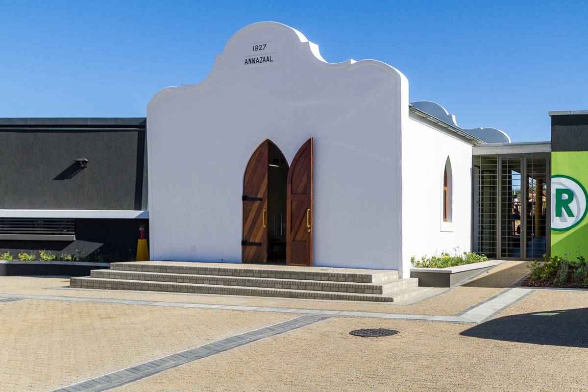 修復後的1927年老校舍「安娜廳」（Anna Zaal）