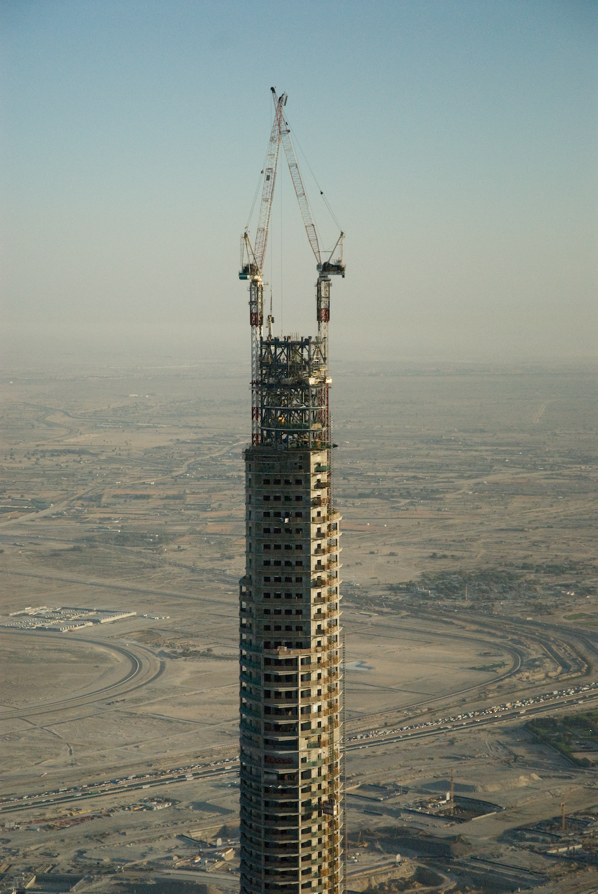 施工中的哈里發塔（Burj Khalifa），大約可見，頂部採鋼構系統