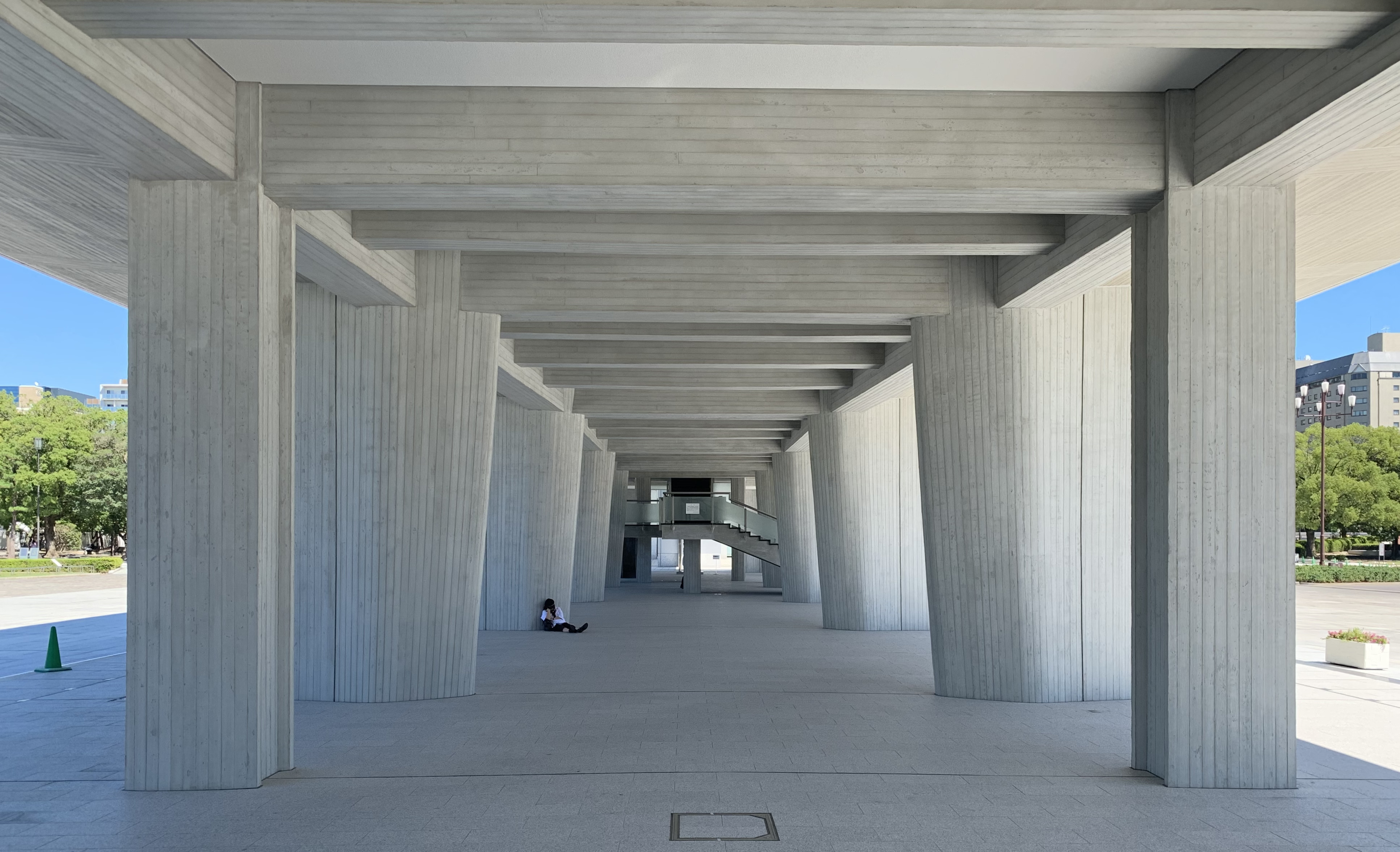丹下健三將「廣島和平公園資料館」底層架空柱空間稱為「社會性人類尺度」