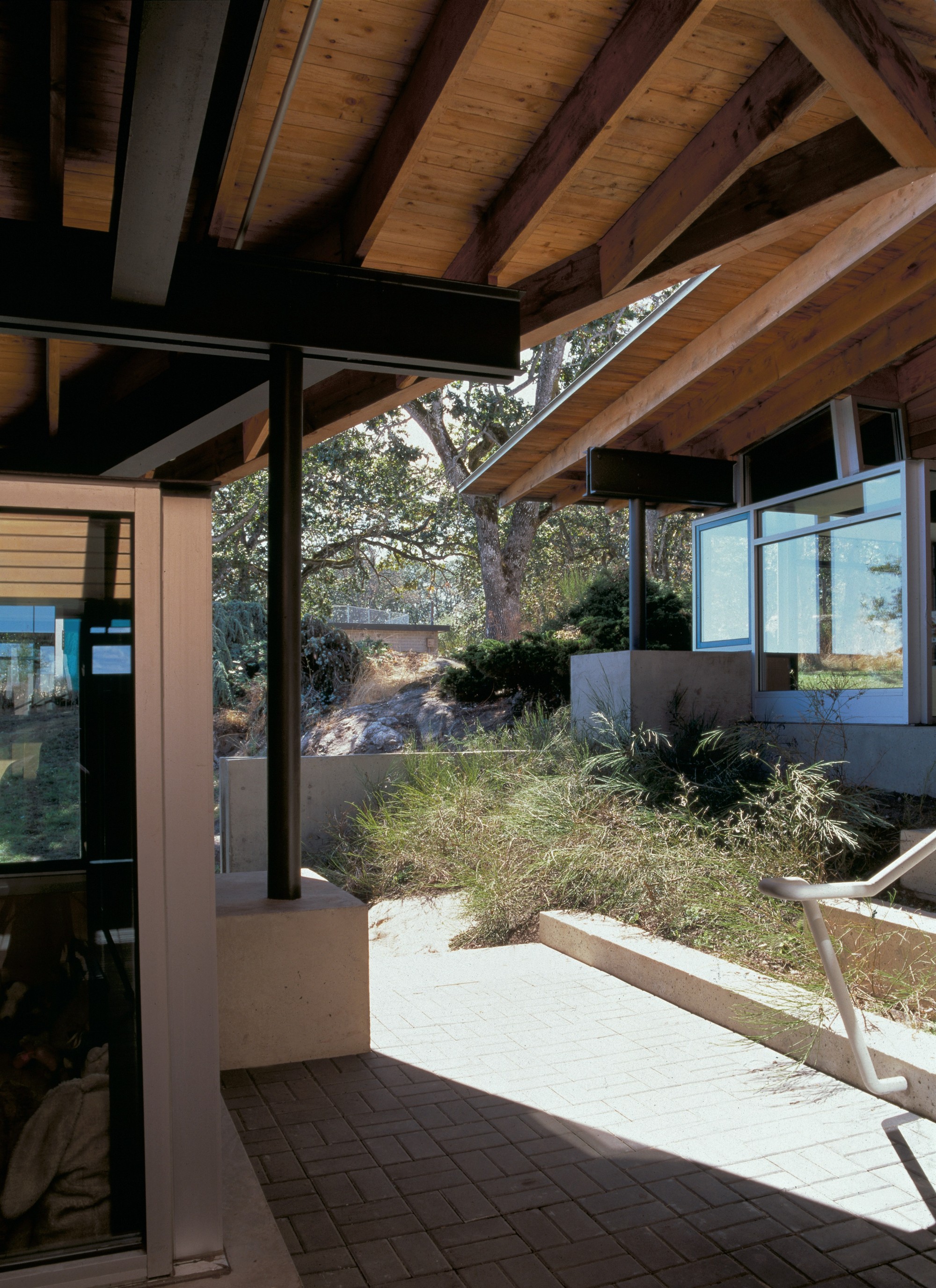 草莓谷小學座落於加拿大卑詩省維多利亞市郊，竣工於1995年。學校選址毗鄰一處顯著的地質斷層，周圍則環繞著茂密的原生植物