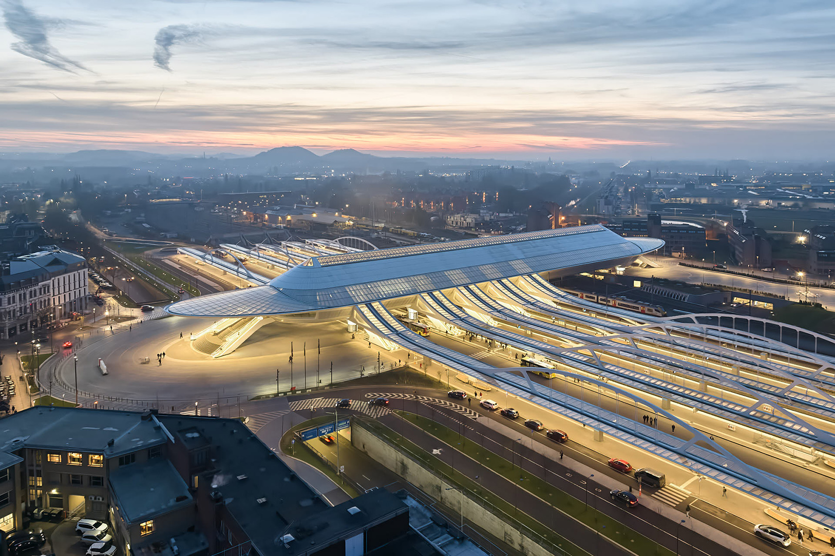 由西班牙建築大師 Santiago Calatrava 操刀設計，歷經近二十年規劃與建造的比利時「蒙斯車站」(Gare de Mons) 終於正式啟用