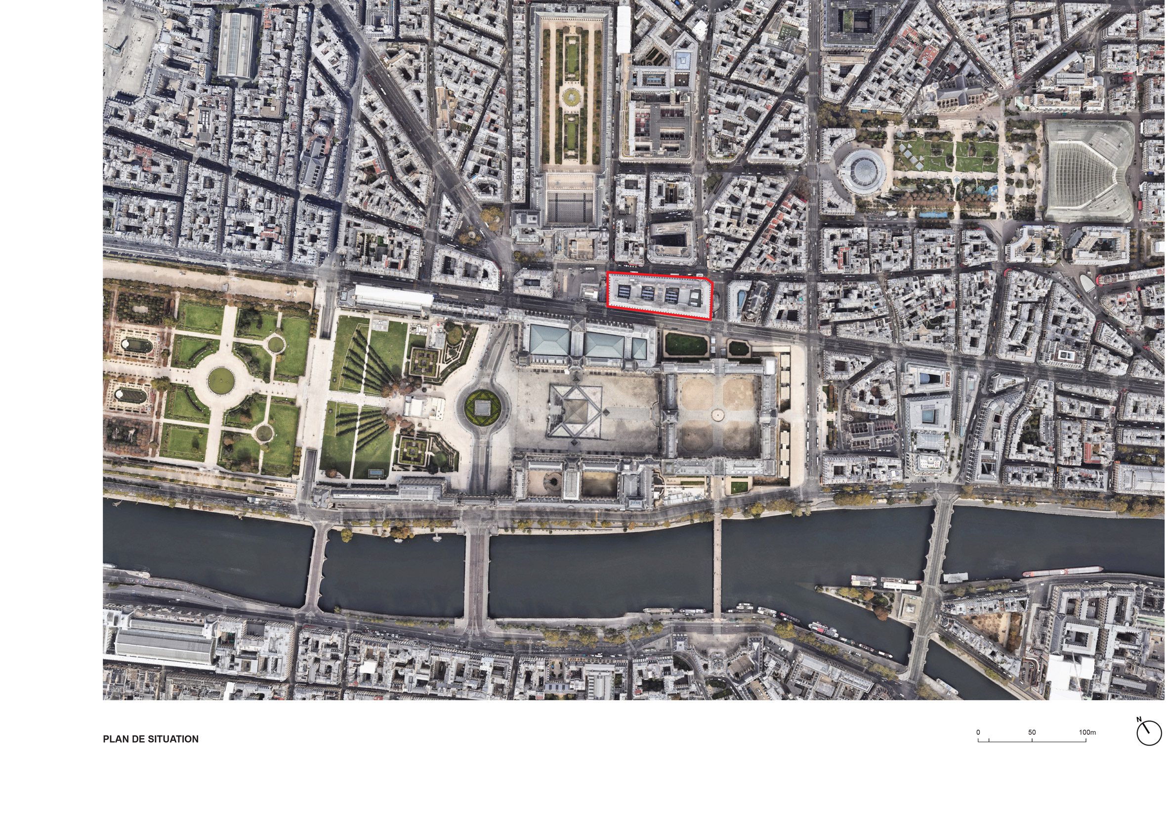 建築位於羅浮宮（Musée du Louvre）旁邊