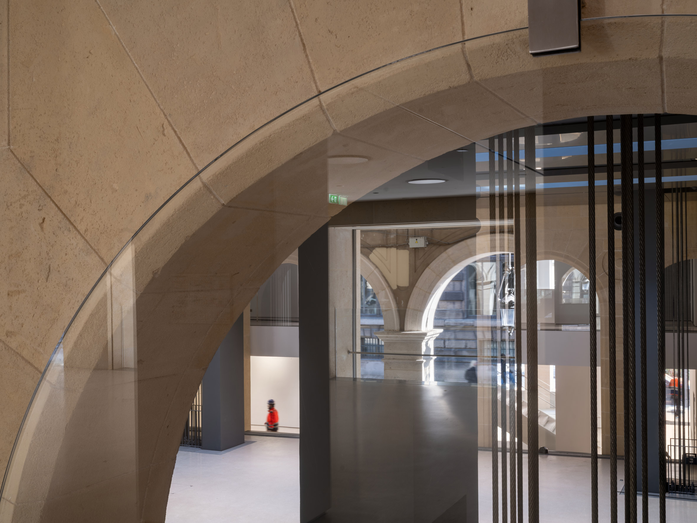 Jean Nouvel 刻意讓所有機械結構，像是巨大的鋼柱，都露在外面，營造出粗獷的工業感，與建築保留下來的歷史結構，例如砂岩拱門 ，形成強烈對比