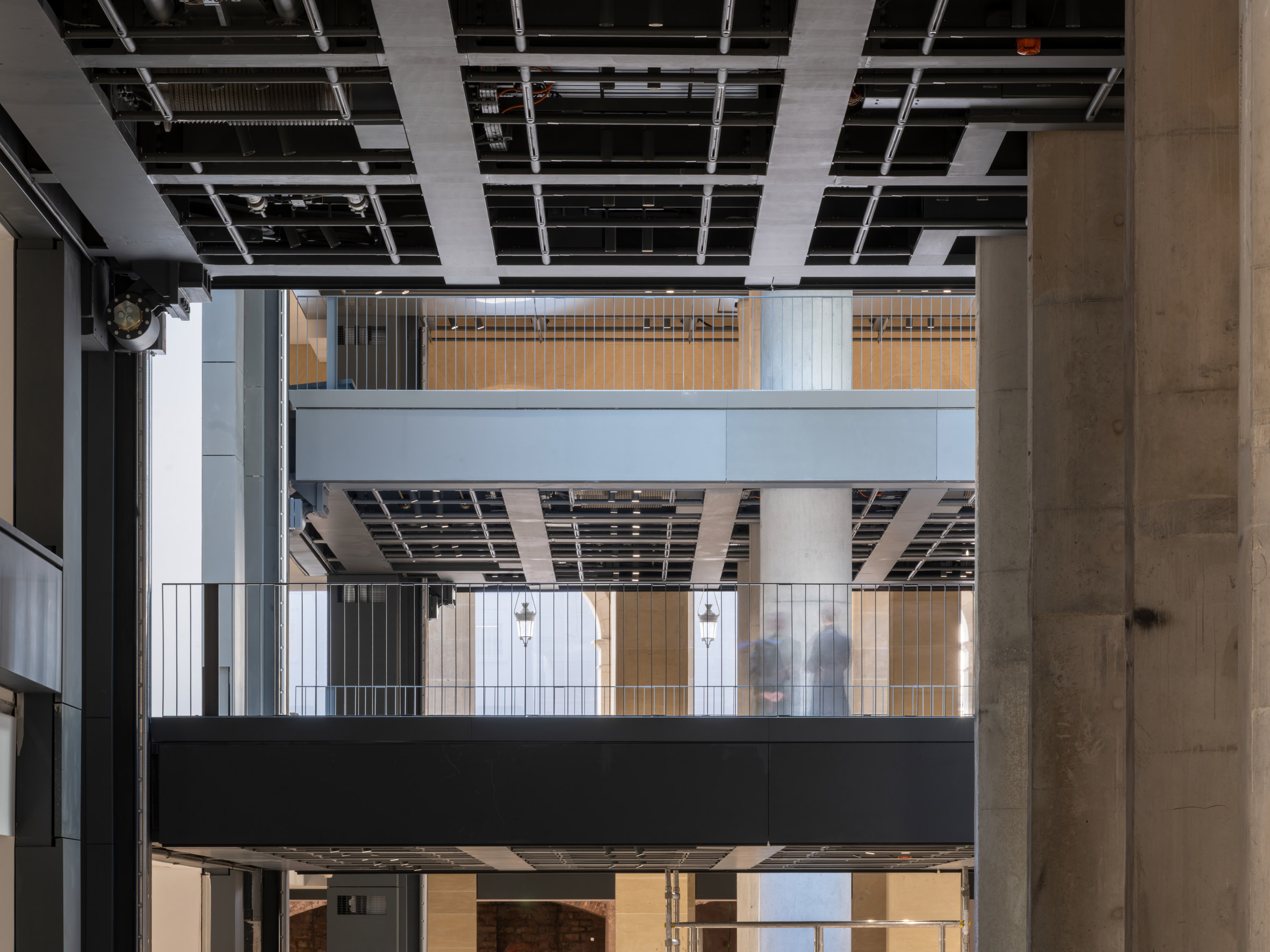 法國建築師Jean Nouvel操刀，將羅浮宮旁19世紀百貨公司內部徹底翻新，打造五層樓高、地板可隨展覽需求升降的卡地亞當代藝術基金會新館