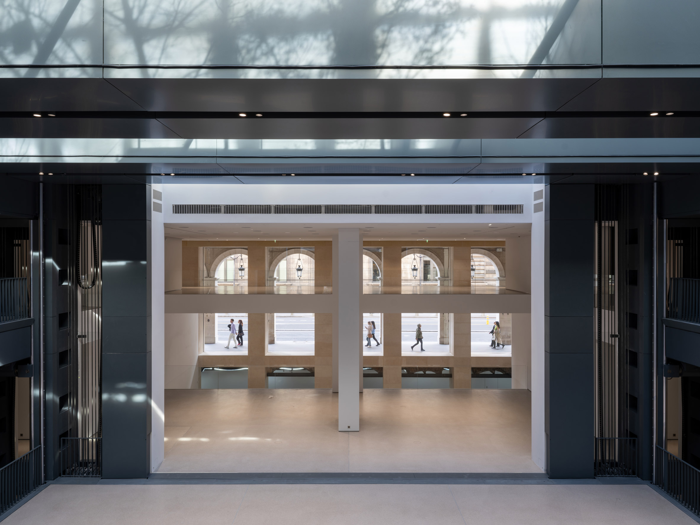 在建築中央，有些展廳是利用以前的舊庭院改建，頂部裝設天窗 ，策展人可以控制天窗開合，調整進入室內的光線。Jean Nouvel 也用大片的落地窗，讓室內與街道產生連結，從街上就能看見裡面的展覽