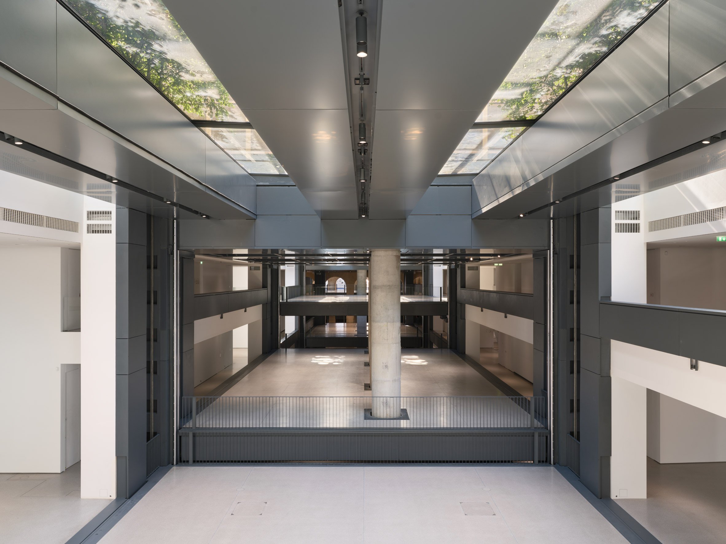 這座美術館最驚人的地方，是裝設了五個「可動式地板」，其實根本就是五座超巨大的升降梯！