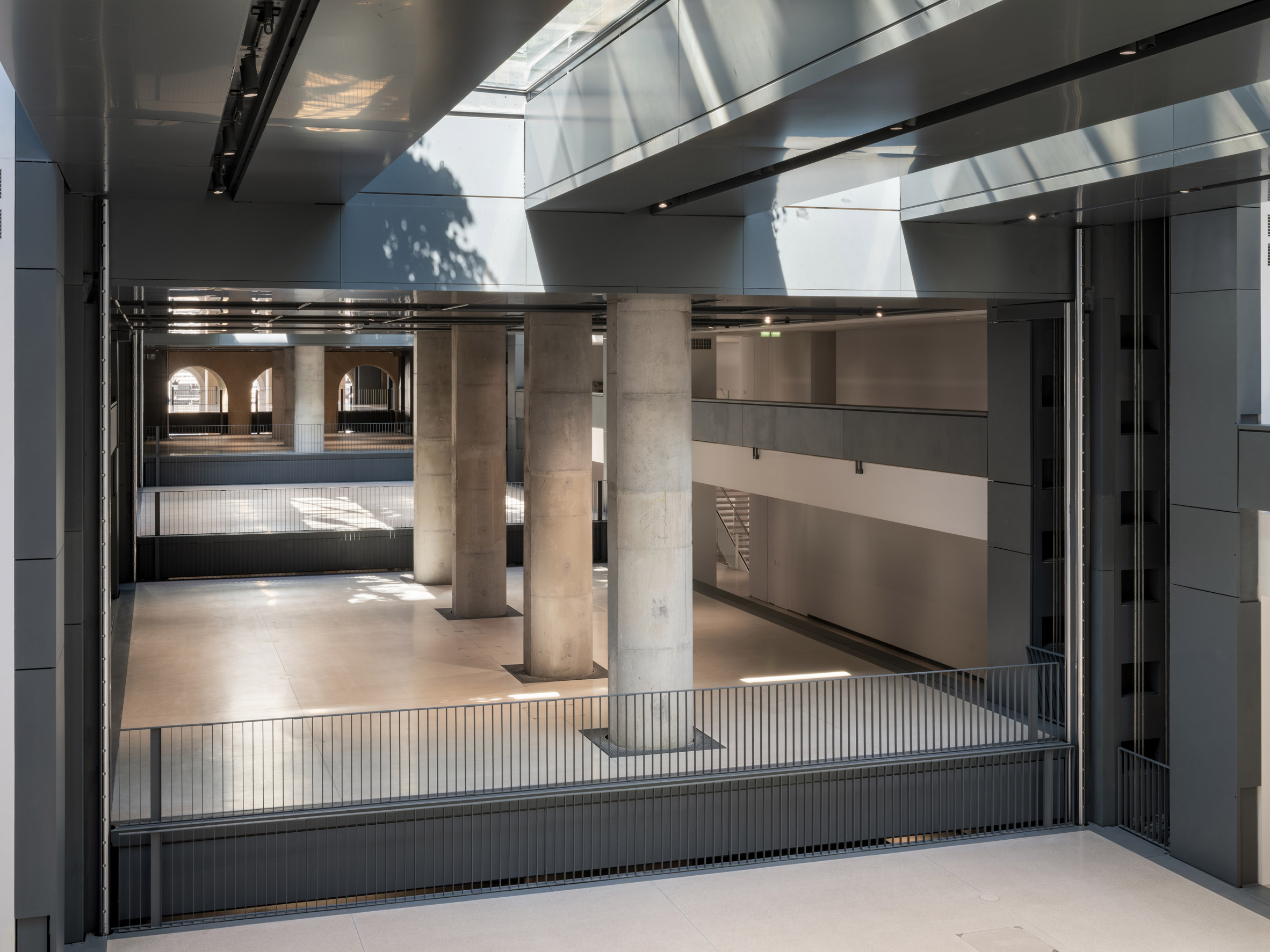 如果把五塊地板都在同一層排開，就能創造出一處1200平方公尺的超大展廳。為了安全，當平台不在同一高度時，還會伸出可伸縮欄杆，以防人員墜落