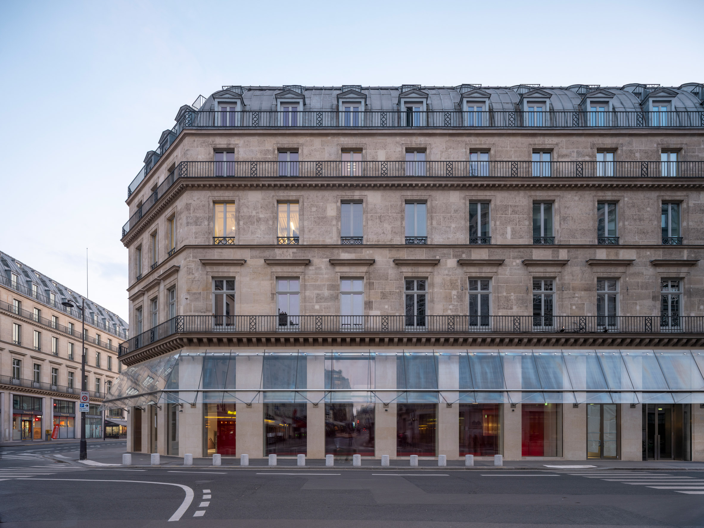 被 Jean Nouvel 改造的這棟建築來頭不小，建於1855年，屬於奧斯曼時代的街區，最早是羅浮宮大飯店，後來變成百貨公司。雖然建築外觀只是低調整修，但 Jean Nouvel 把五層樓的內部空間整個「拆掉重練」