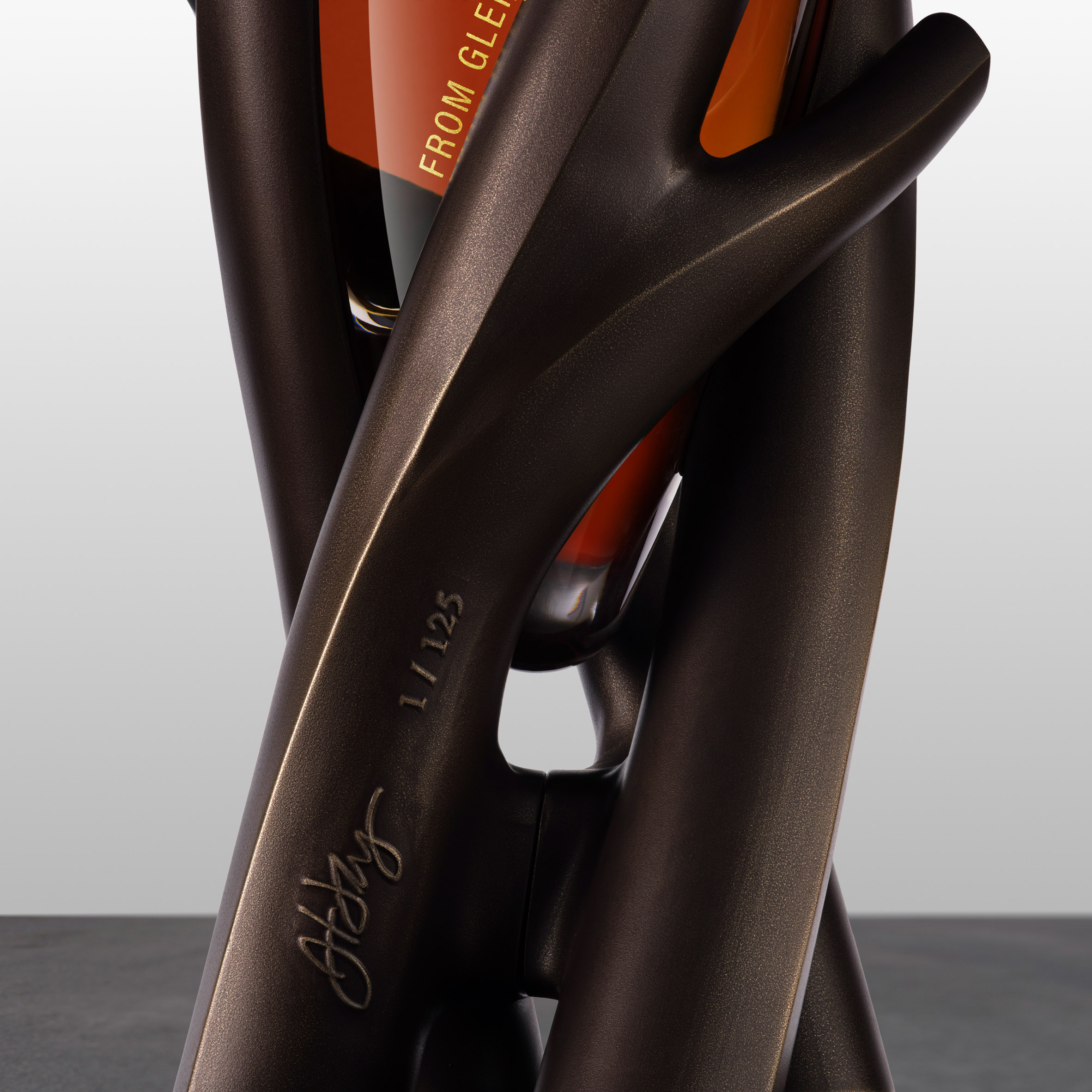 Jeanne Gang 為 Gordon MacPhail 酒廠 85年Glenlivet 威士忌瓶身 Artistry in Oak