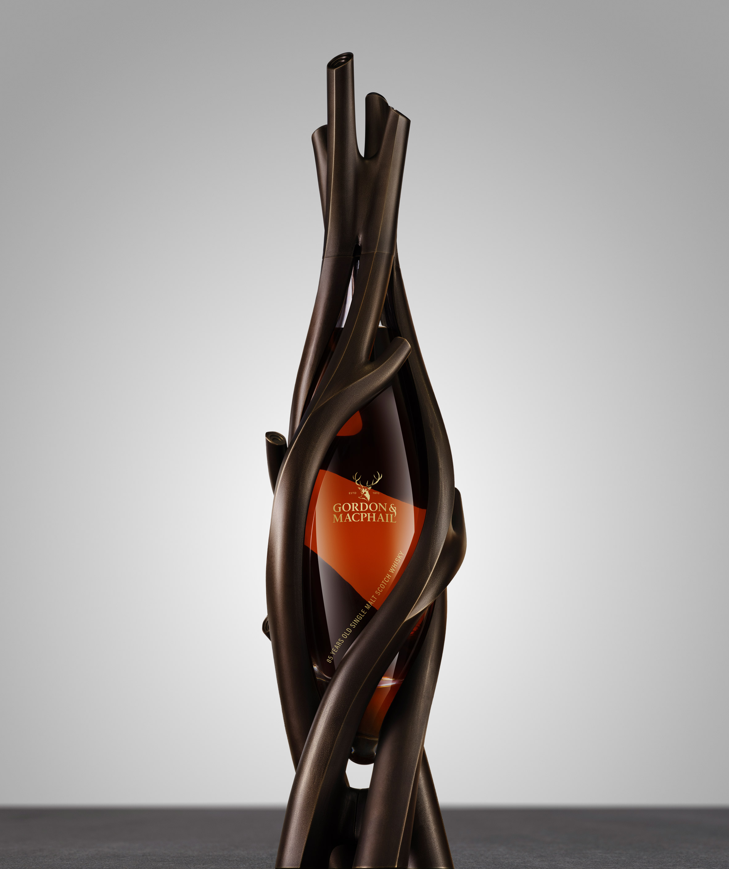 Jeanne Gang 為 Gordon MacPhail 酒廠 85年Glenlivet 威士忌瓶身 Artistry in Oak