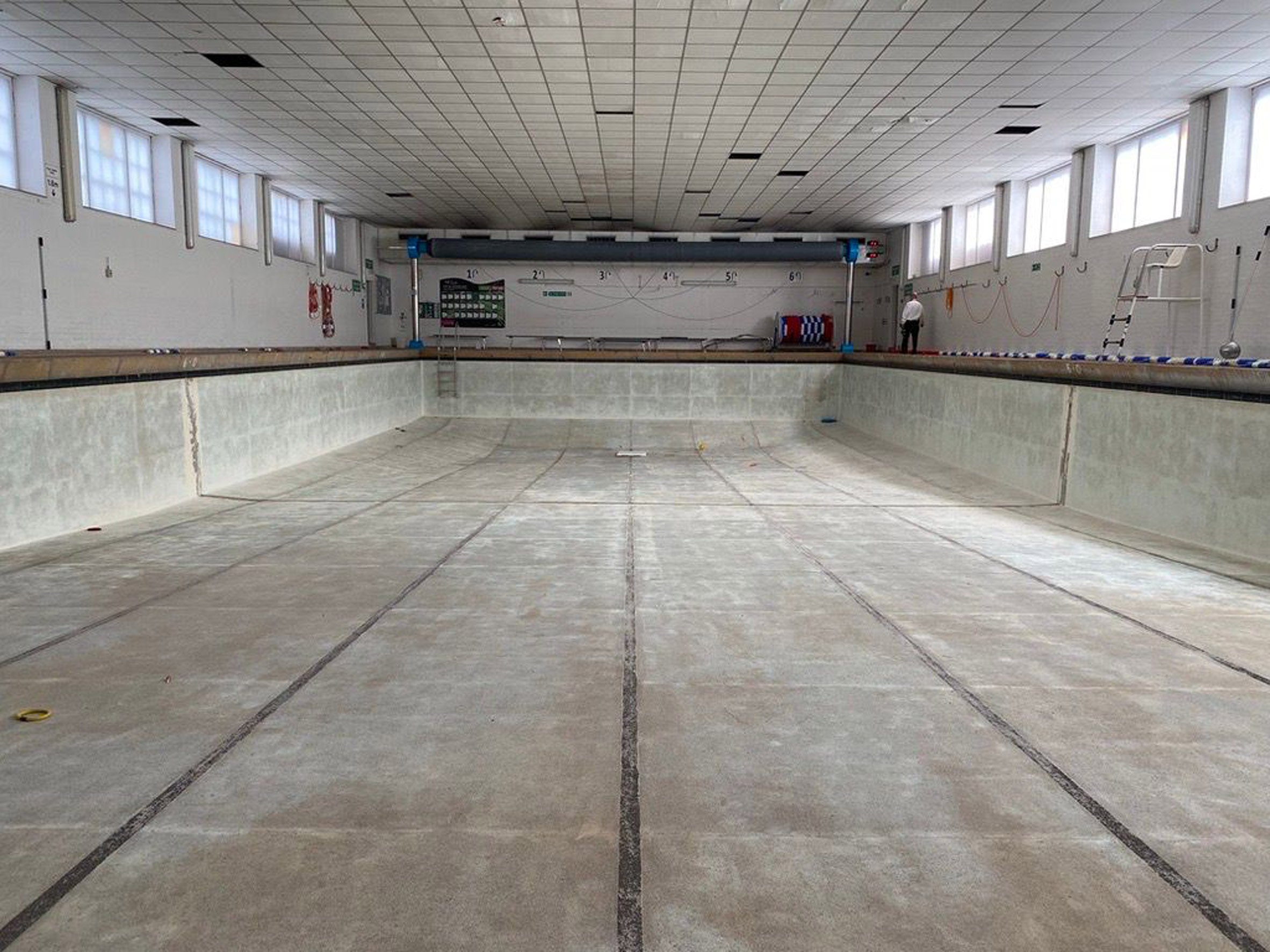 改造前的閒置游泳池