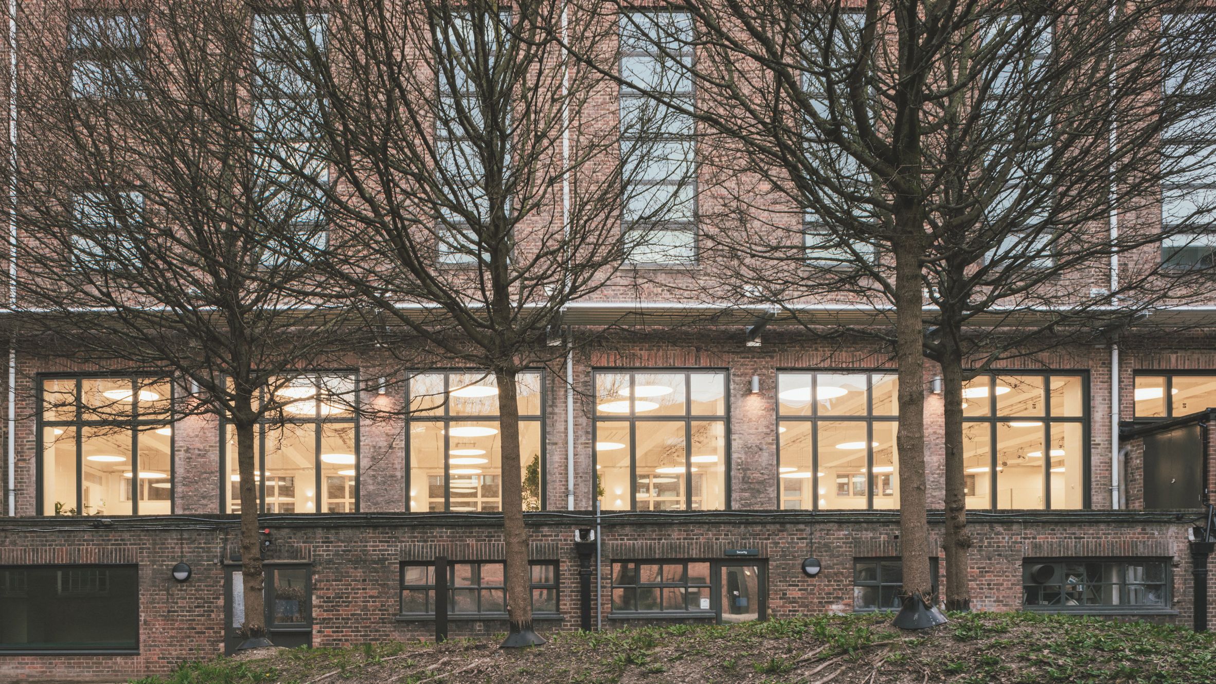 Studio Dera Waltham Forest College 荒廢泳池， 改造 The Pool 多功能教學中心