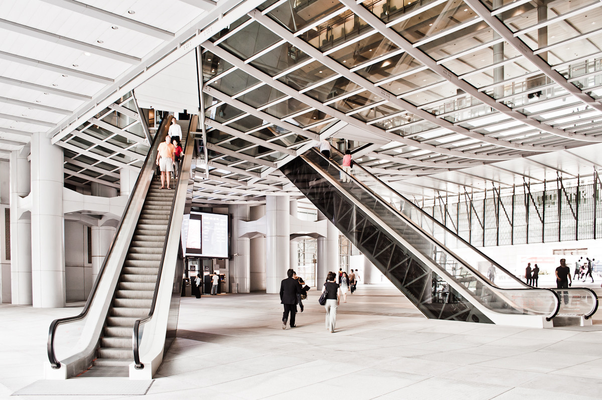 英國建築師 Norman Foster 設計的香港滙豐銀行大樓，在地面層留設了大量的公共空間