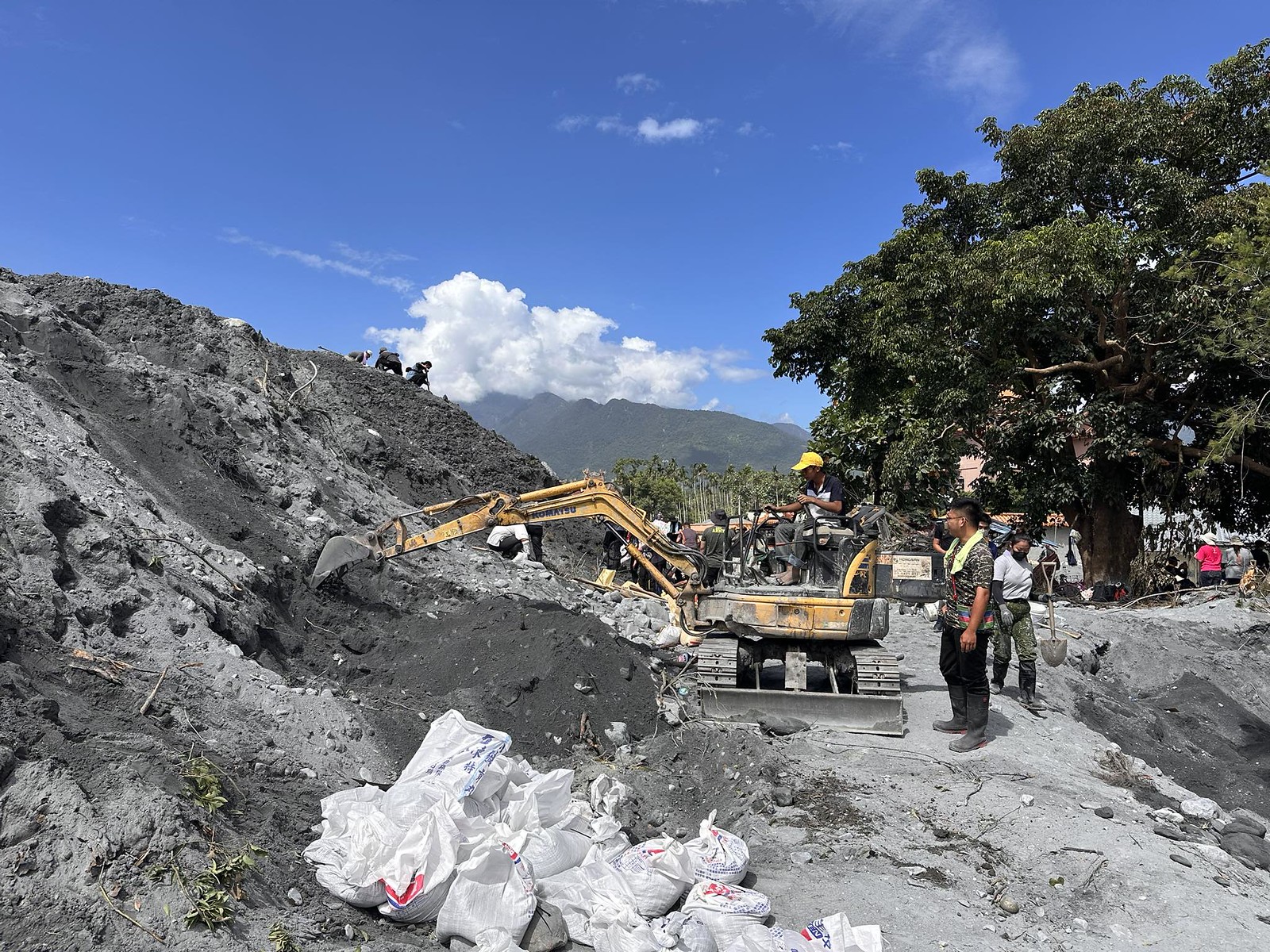 怪手作業半徑內仍有志工活動，且無配戴任何防護具