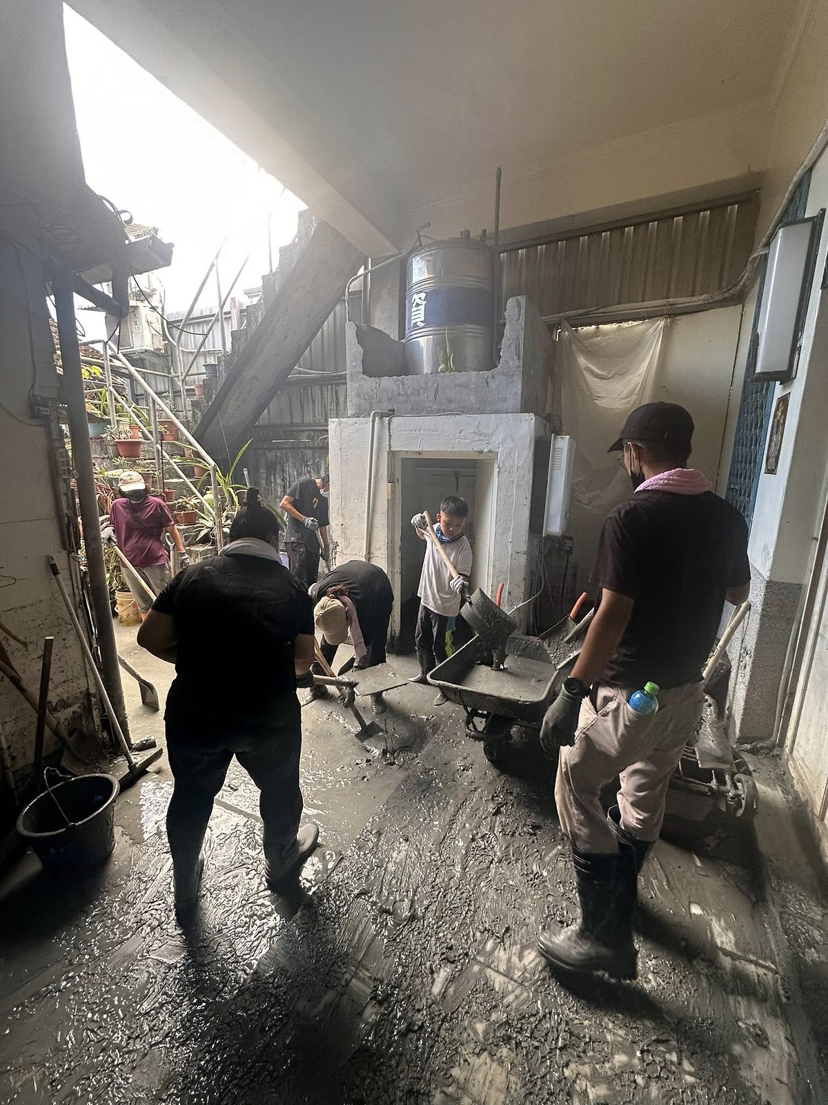 超人們協助中華路低矮平房鏟泥清理