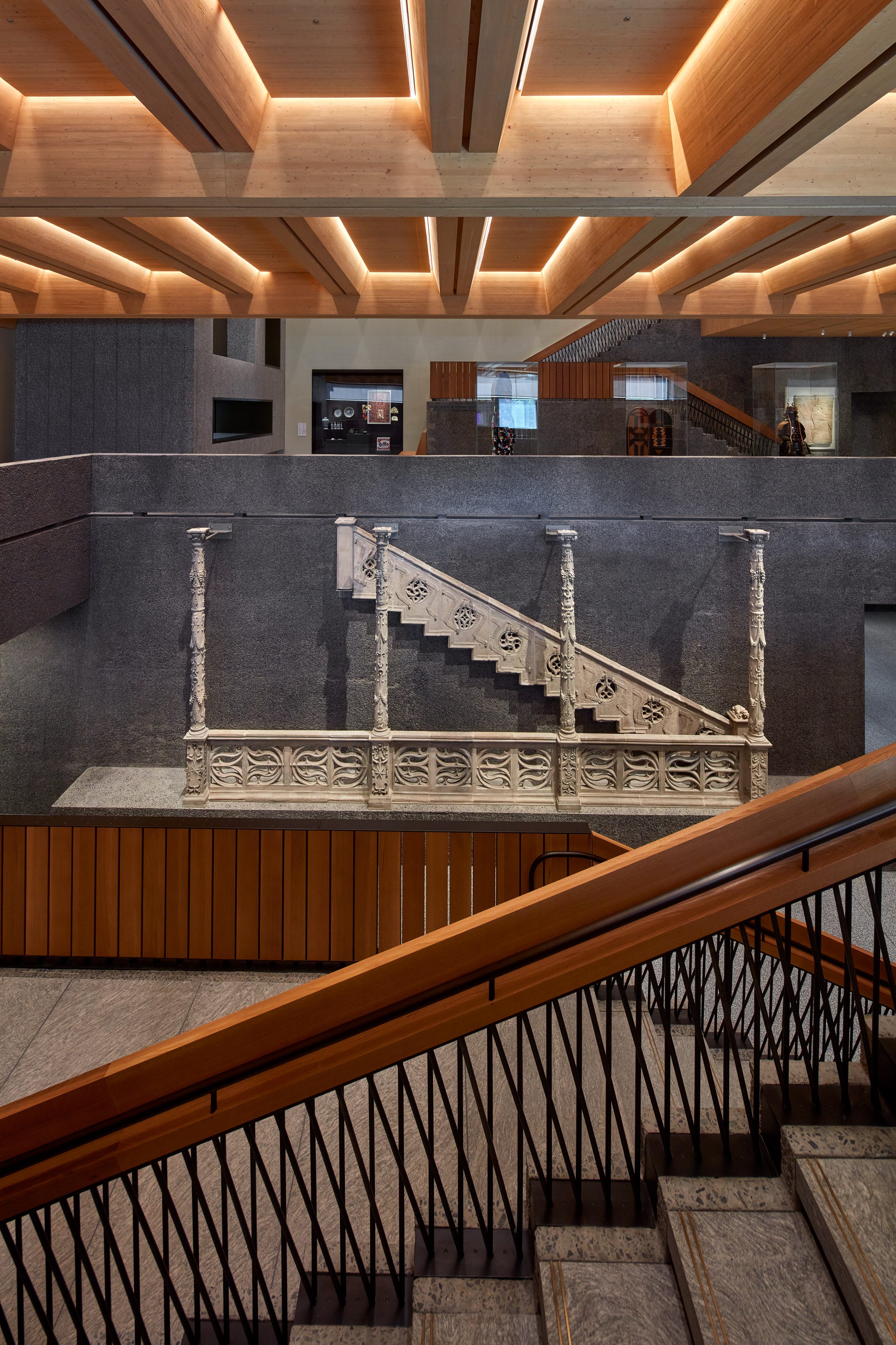 David Adjaye 普林斯頓大學藝術博物館 Princeton University Art Museum PUAM 內部空間大量運用石頭與木頭的對比。展廳的入口是光滑的花崗岩 ，但天花板的支撐卻是外露的GLT木構膠合樑