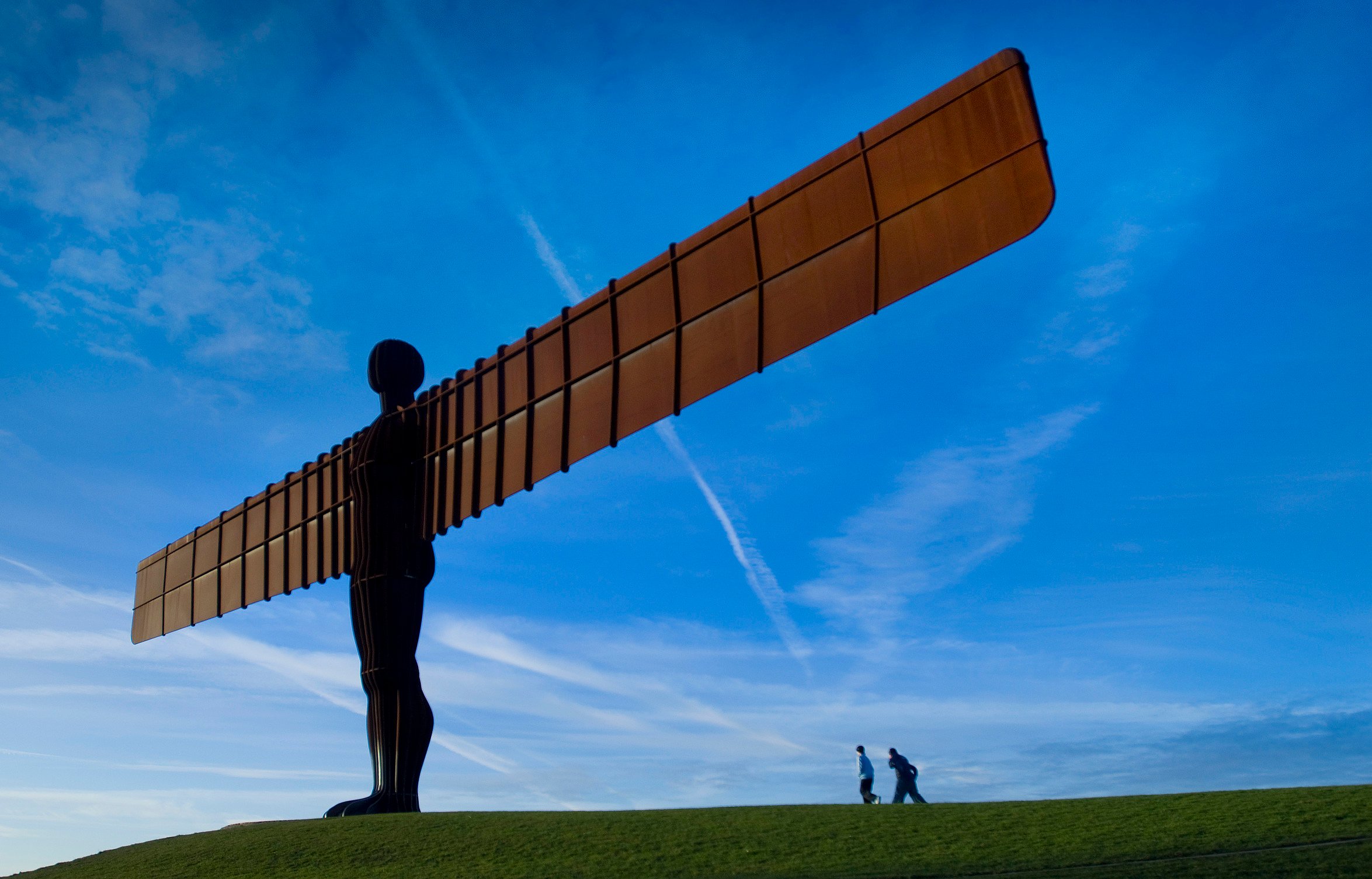 「北方天使」（Angel of the North），位於英國紐卡斯爾郊區蓋茨黑德，高20米，翼展54米。由著名雕塑家Antony Gormley於1998年完成