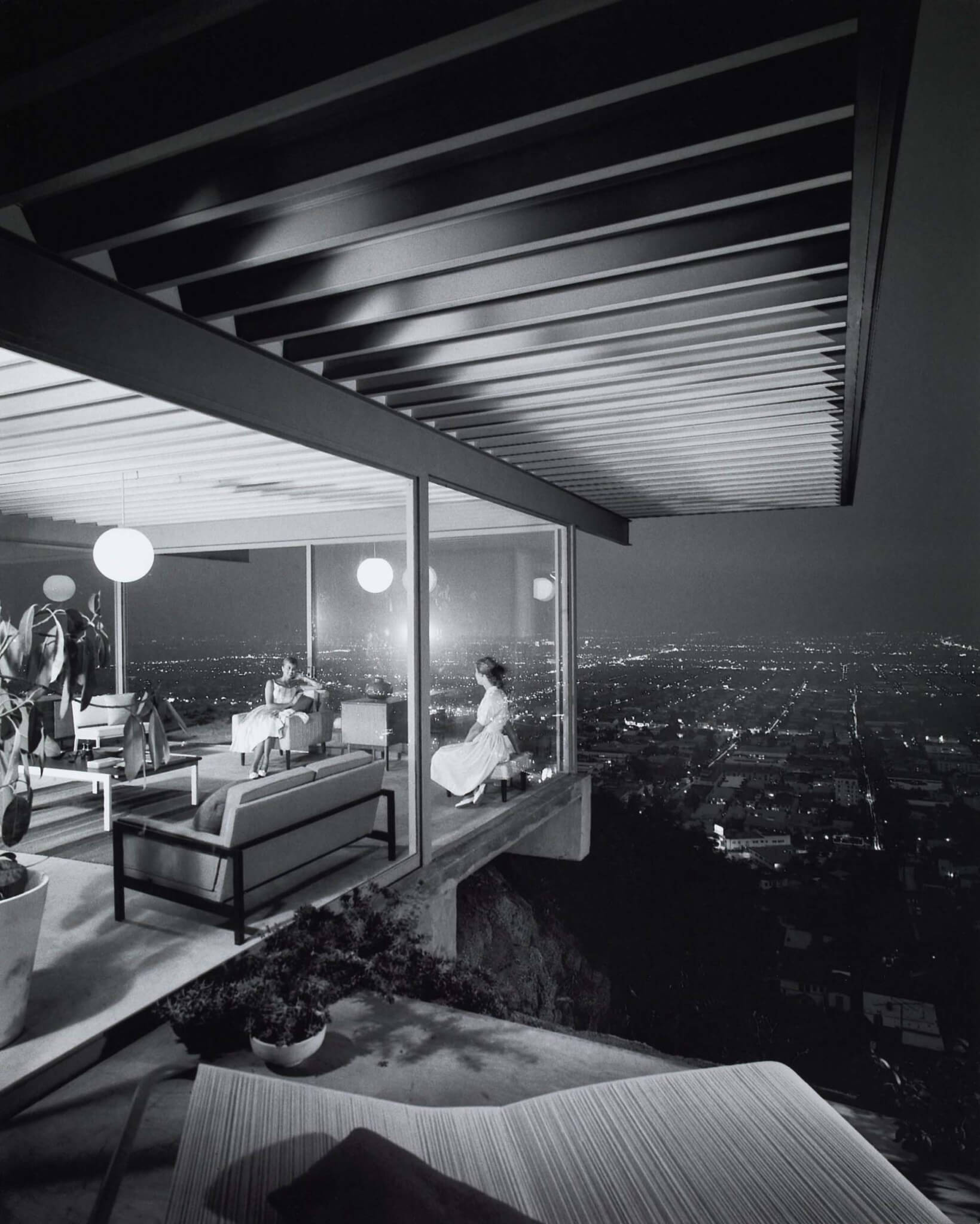 Case Study House No. 22 by Pierre Koenig photographed by Julius Shulman (© J. Paul Getty Trust. Getty Research Institute, Los Angeles (2004.R.10))