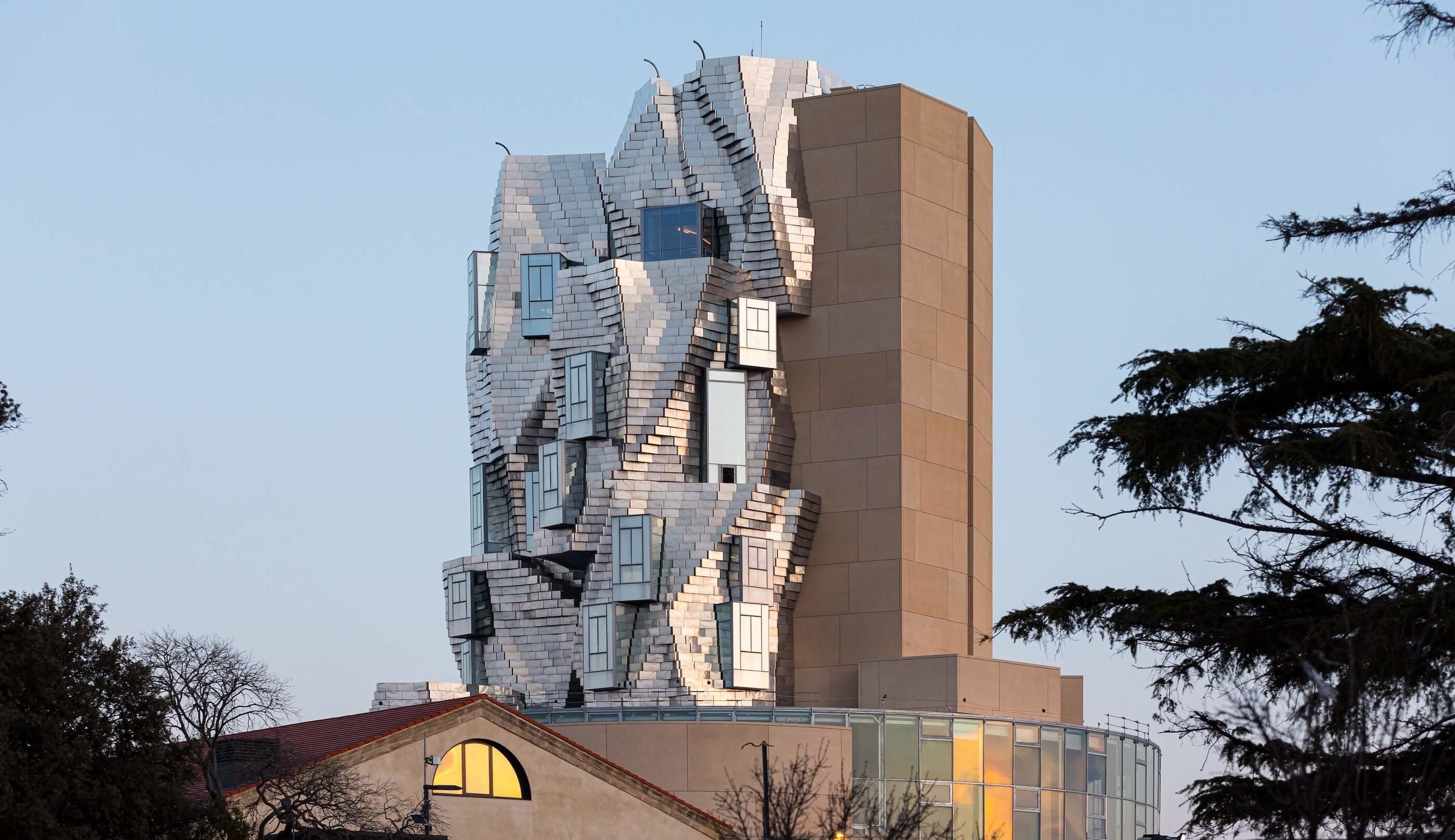 法蘭克·蓋瑞（Frank Gehry）設計，位於法國亞爾（Arles）的 LUMA Arles 大樓。立面覆蓋著11,000 片閃閃發光的鋁合金面板，靈感來自梵谷的畫作《星夜》以及當地景觀