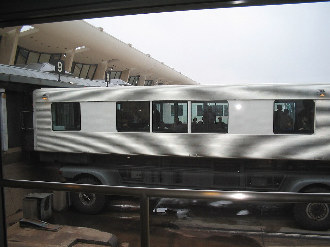 杜勒斯機場「移動貴賓室」（Mobile Lounge）