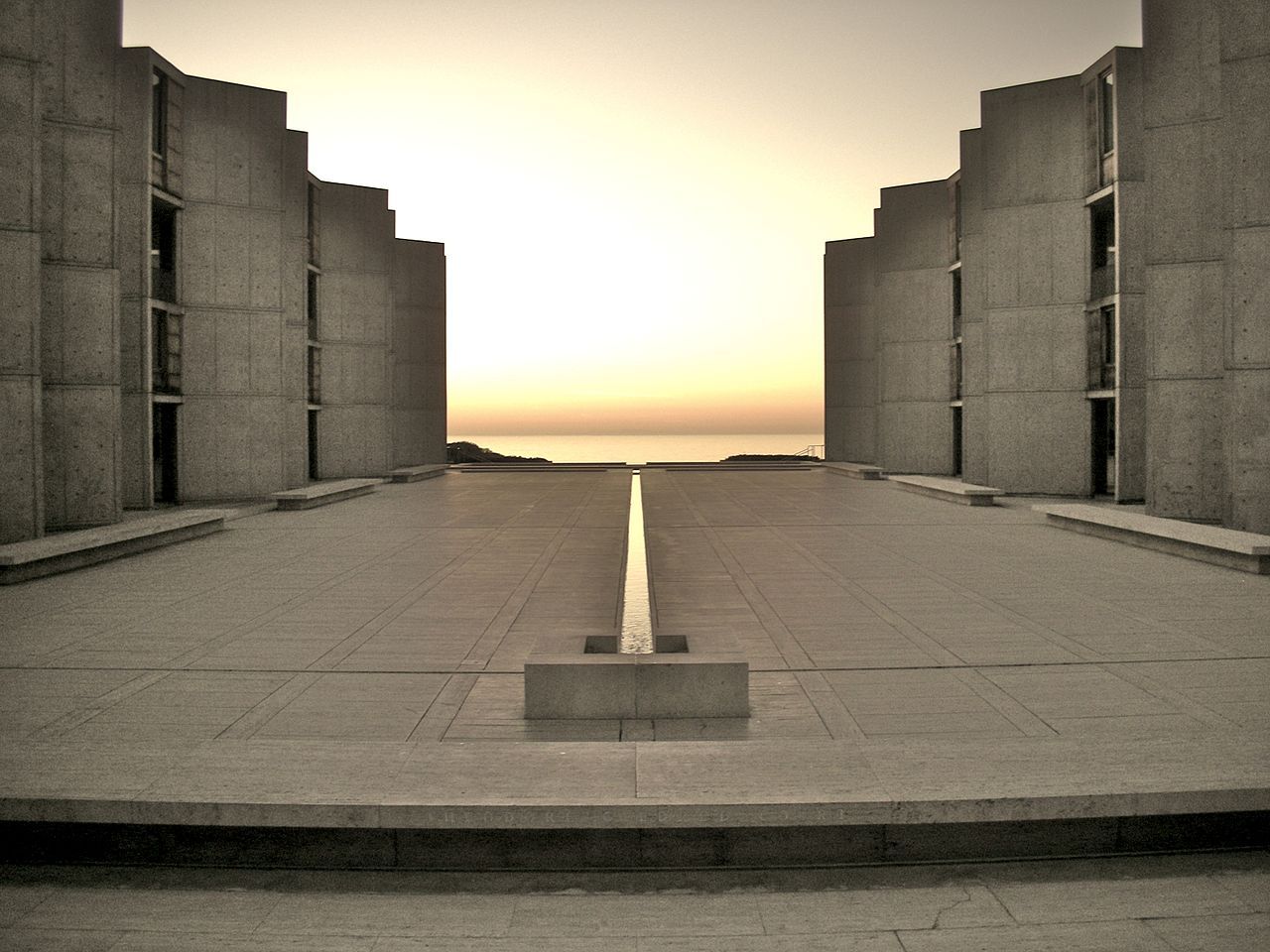 Louis Kahn Salk Institute. Image © Flickr by TheNose under the license Creative Commons Attribution-Share Alike 2.0Written by Christele Harrouk
