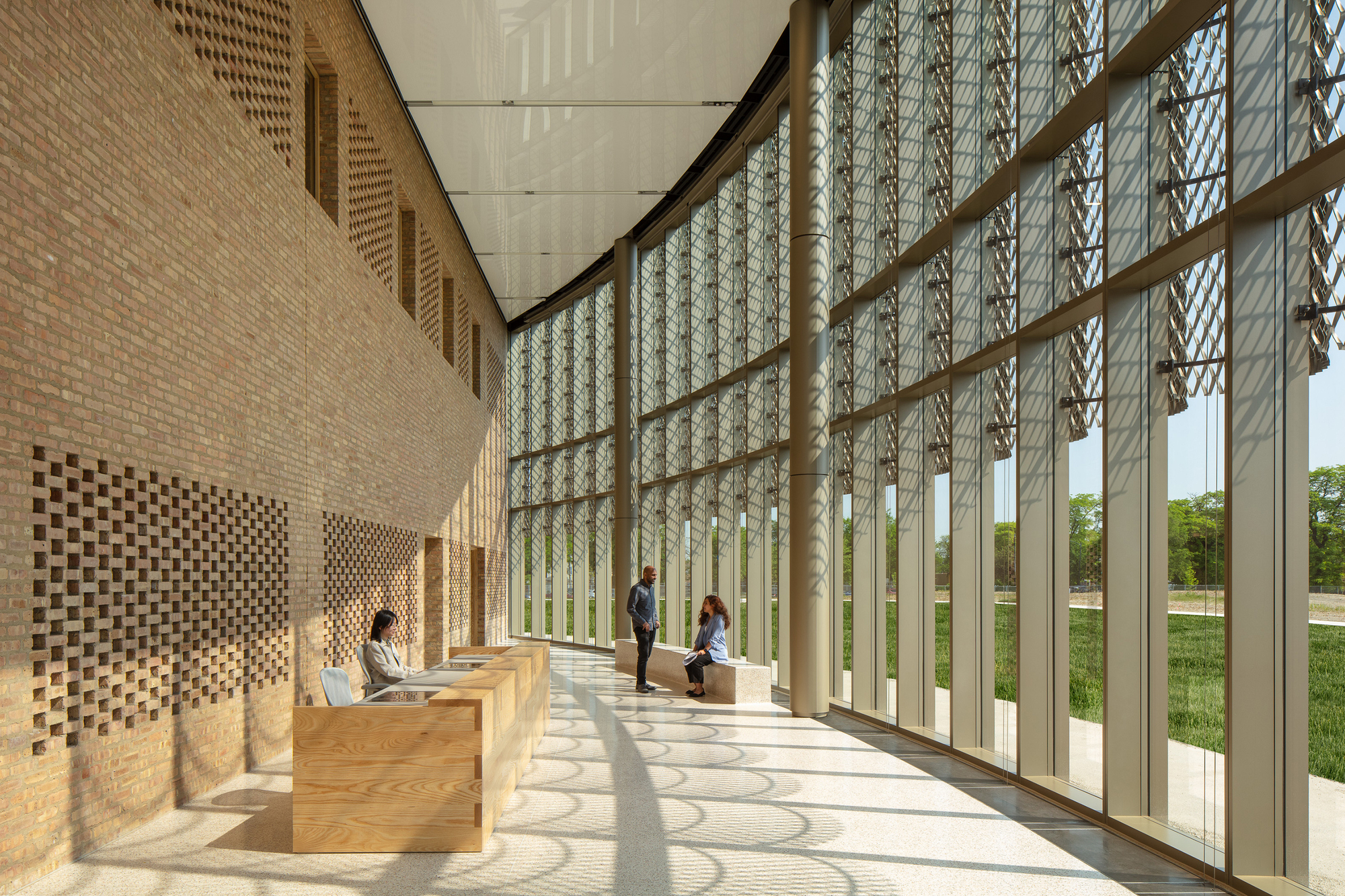 立面擴張網與室內鏤空磚牆形成新舊材料的對比