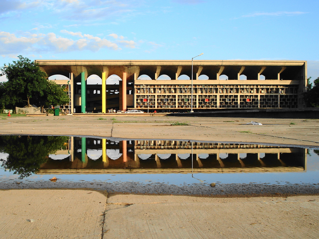 Le Corbusier High Court, Chandigarh, India . Image © GB Pandey under the license CC by-SA 2.0