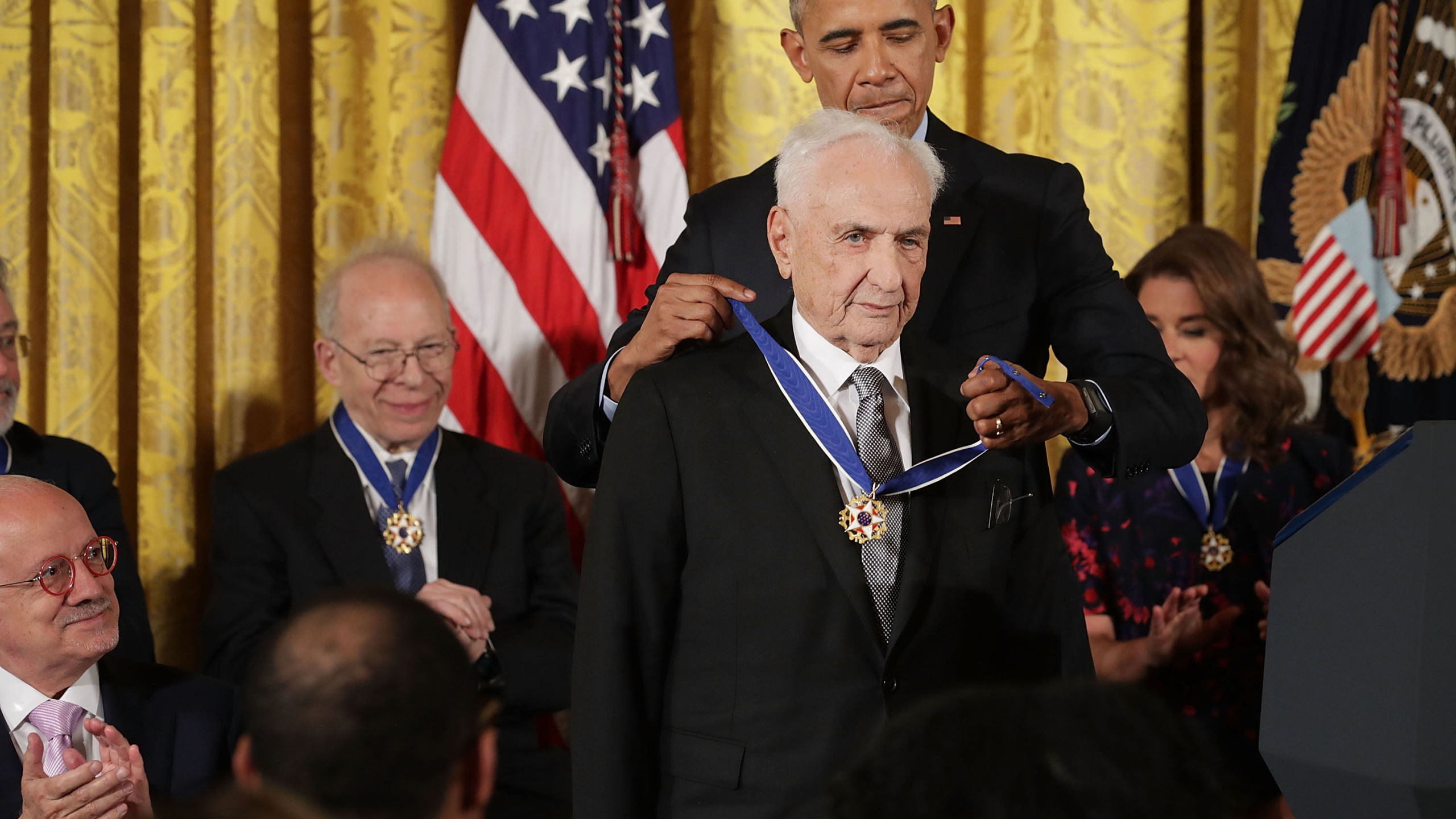 2016年，時任美國總統歐巴馬（Barack Obama）頒授美國總統自由勳章（Presidential Medal of Freedom）給法蘭克．蓋瑞（Frank Gehry）獲頒
