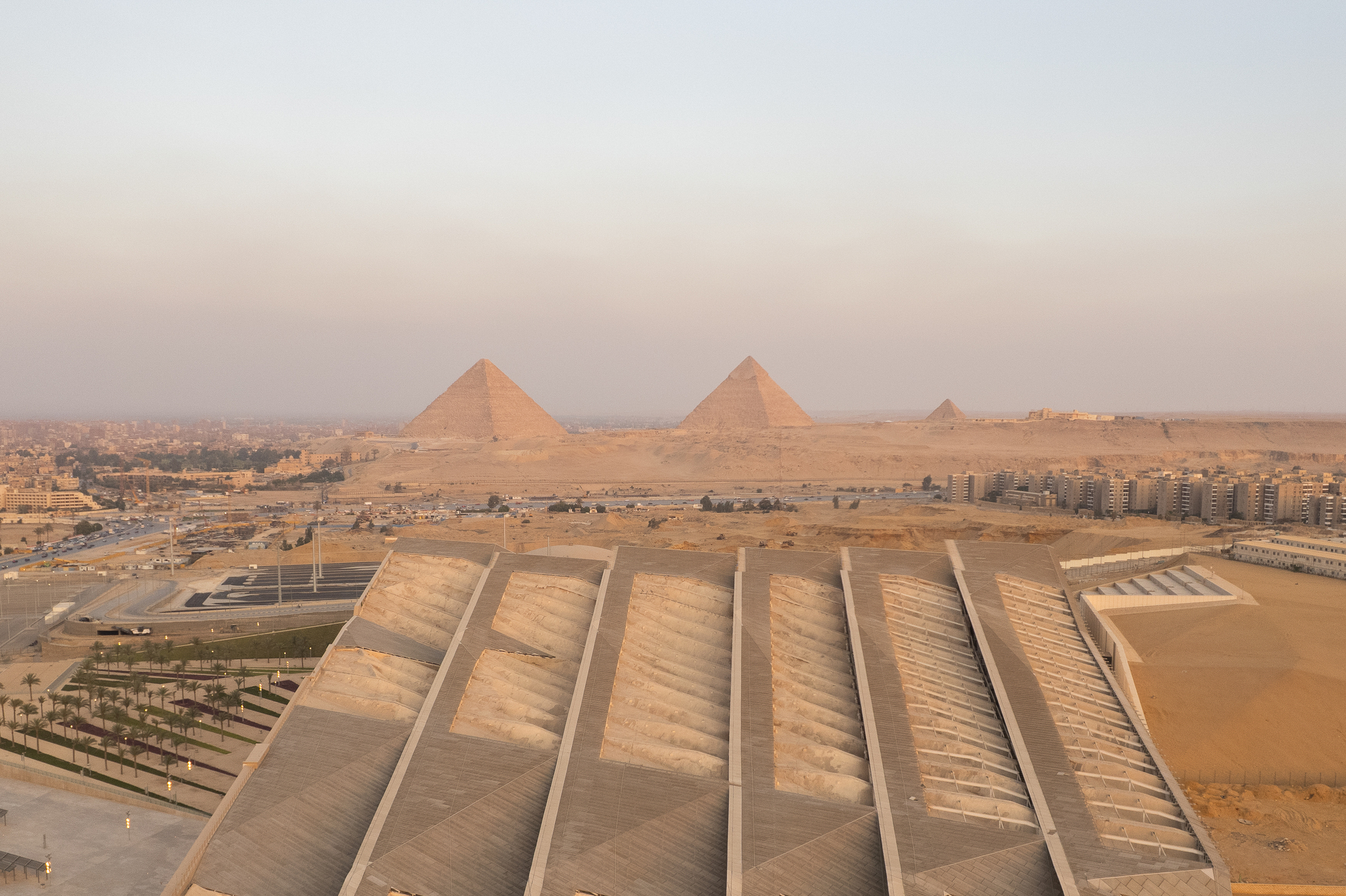 博物館的建築量體被設計成一座展開的扇形三角體，幾何線條經過精密計算，向金字塔方向匯聚。屋頂的高度與線條皆指向金字塔的頂端，但刻意壓低高度，絕不超過金字塔的天際線