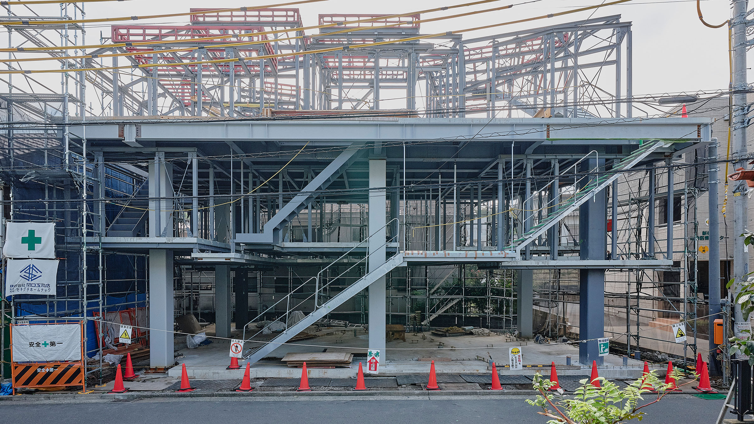 施工中，可以看到建築的鋼構骨架