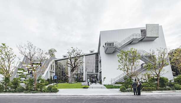全台最有愛的圖書館就在東勢許良宇圖書館，也是東勢打卡景點最美的地標