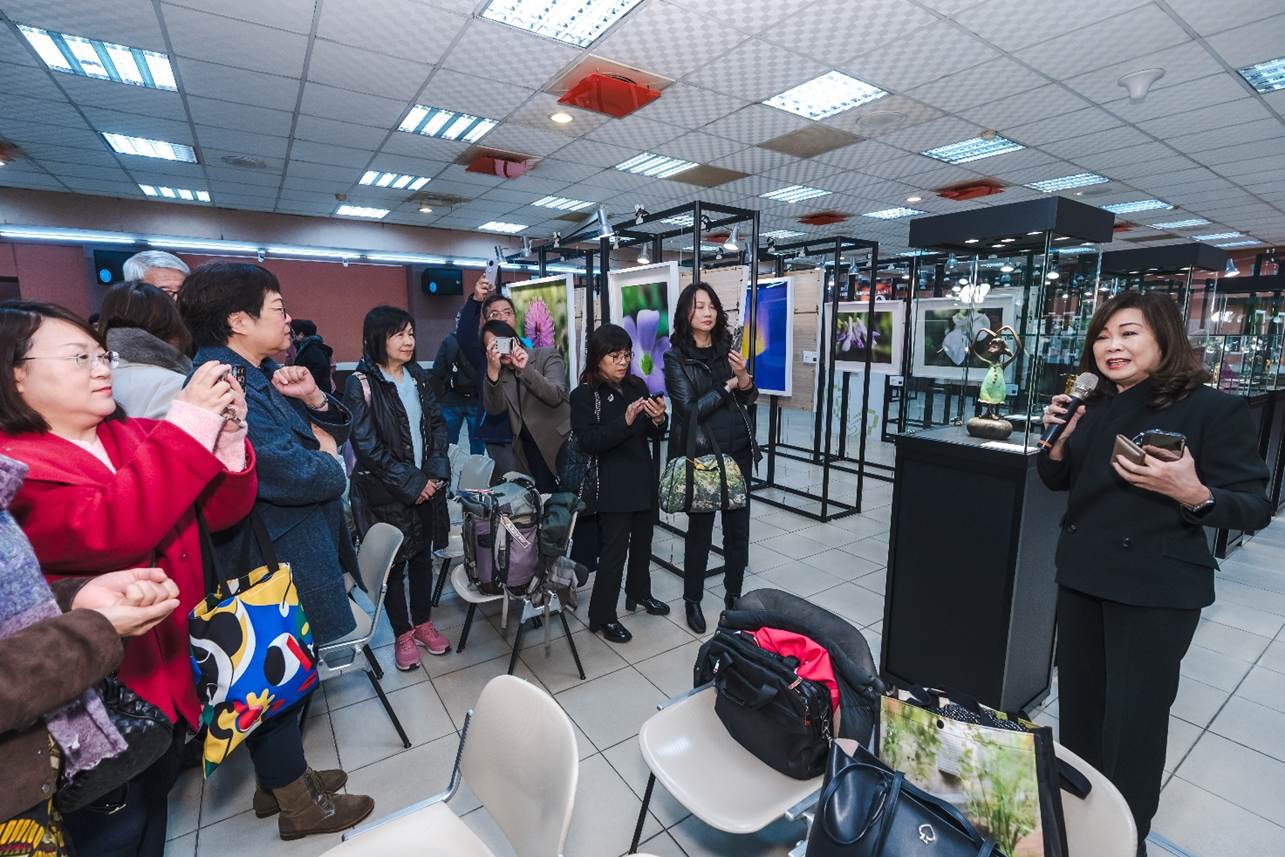 龍寶建設董事長張麗莉以藝術創作者身分參與「1980愛的迴響」公益巡迴展，透過作品《乘願再來》傳遞柔韌、慈悲與生命滋養的力量