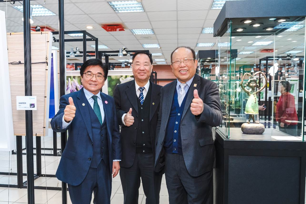 「1980愛的迴響-公益行動巡迴展」正式啟動，左起張老師基金會台北主委廖學茂董事長、張老師基金會董事長葛永光、張老師基金會董事張芳民，攜手建築界企業領袖跨界投入心理關懷，結合藝術與科技，打造心理韌性新時代