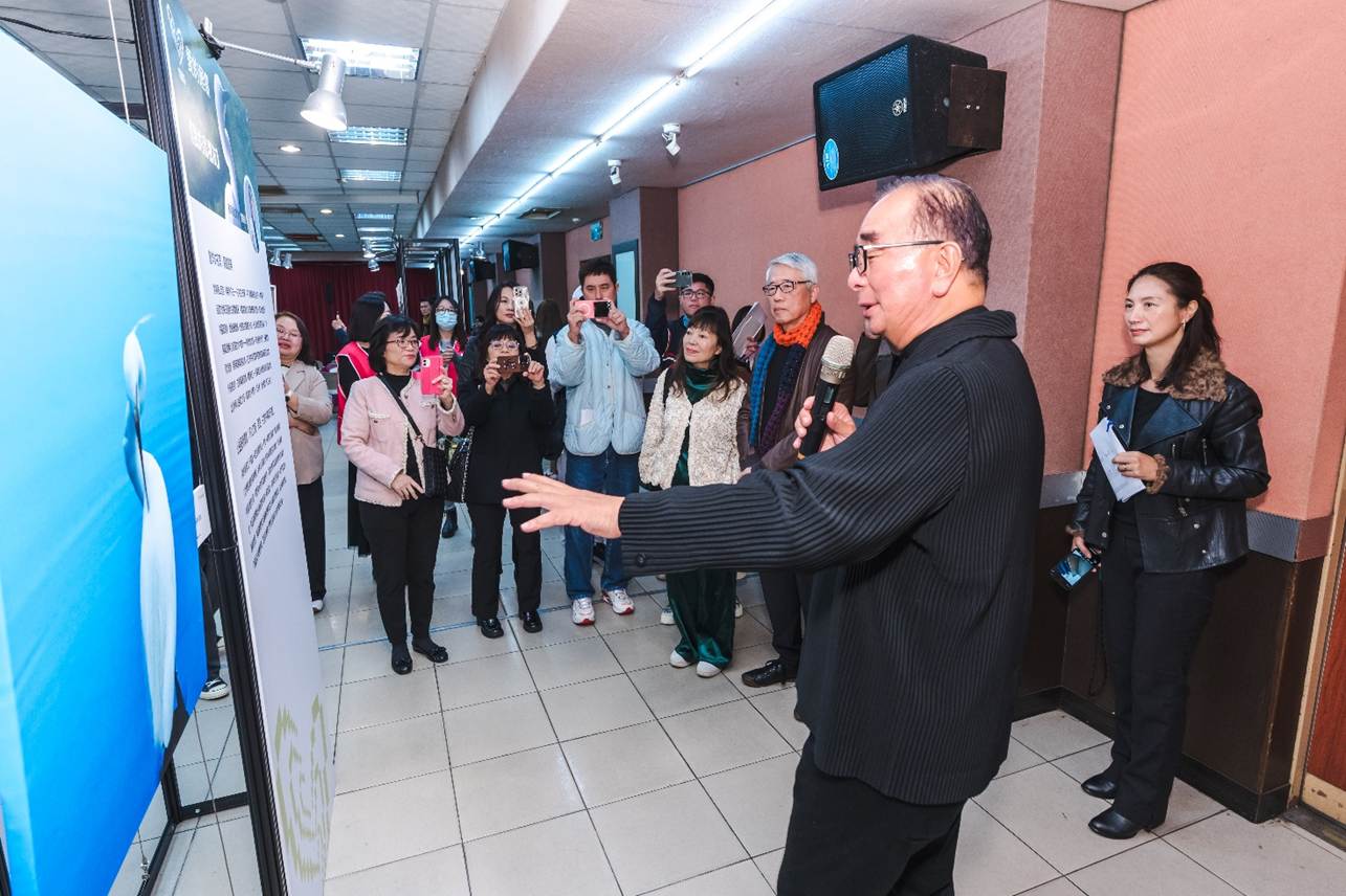 麗明營造董事長吳春山透過《我的鳥朋友》影像創作，呈現人與自然共生的靜謐陪伴，詮釋心理支持中「在場與傾聽」的重要性