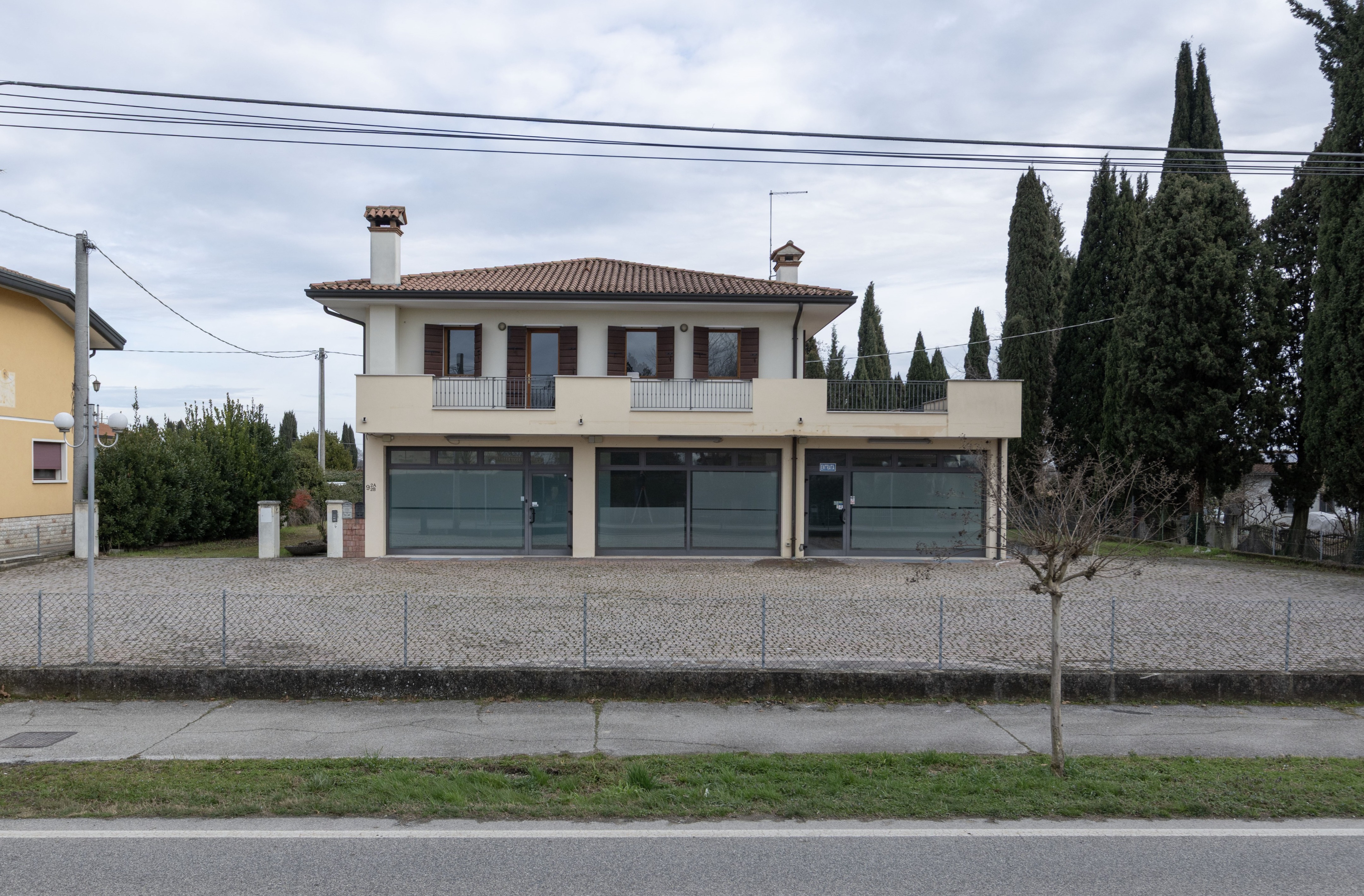 團隊選定基地上一棟既有的住宅建築進行徹頭徹尾的改造，未來參訪者將能透過一條優美的林蔭大道，從遊客中心直達斯卡帕所設計的墓園