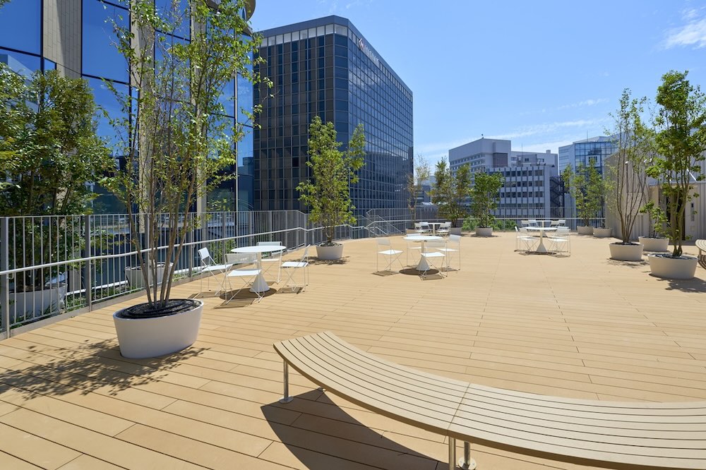 店鋪棟屋頂廣場空間「天空庭園」(空のにわ) 圖片提供:東京建物
