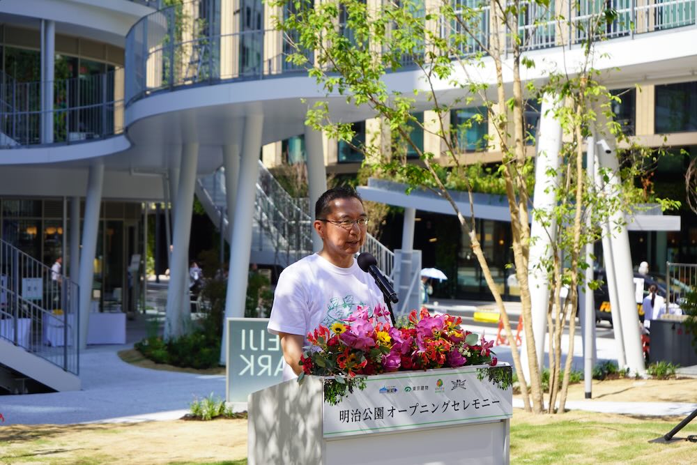 2026年8月5日舉行開園儀式並進行致詞的藤本壯介(圖片提供:東京建物)