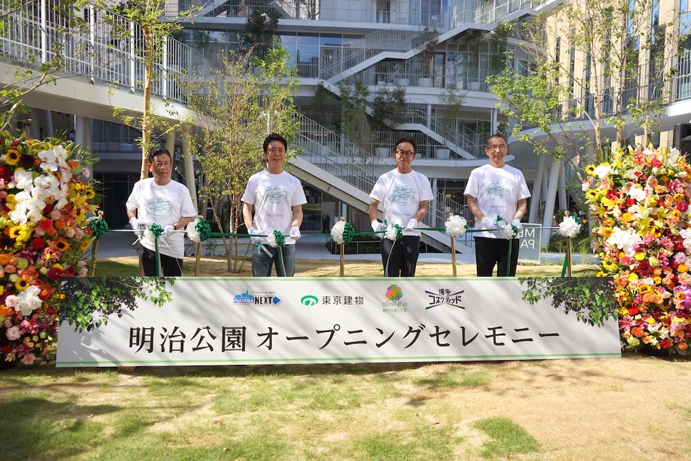 開園儀式剪綵情況(左起依序為:東住吉學區自治協議會會長小林正一先生、福岡市長高島宗一郎先生、東京建物取締役專務執行役員神保健先生、藤本壯介先生。圖片提供:東京建物)