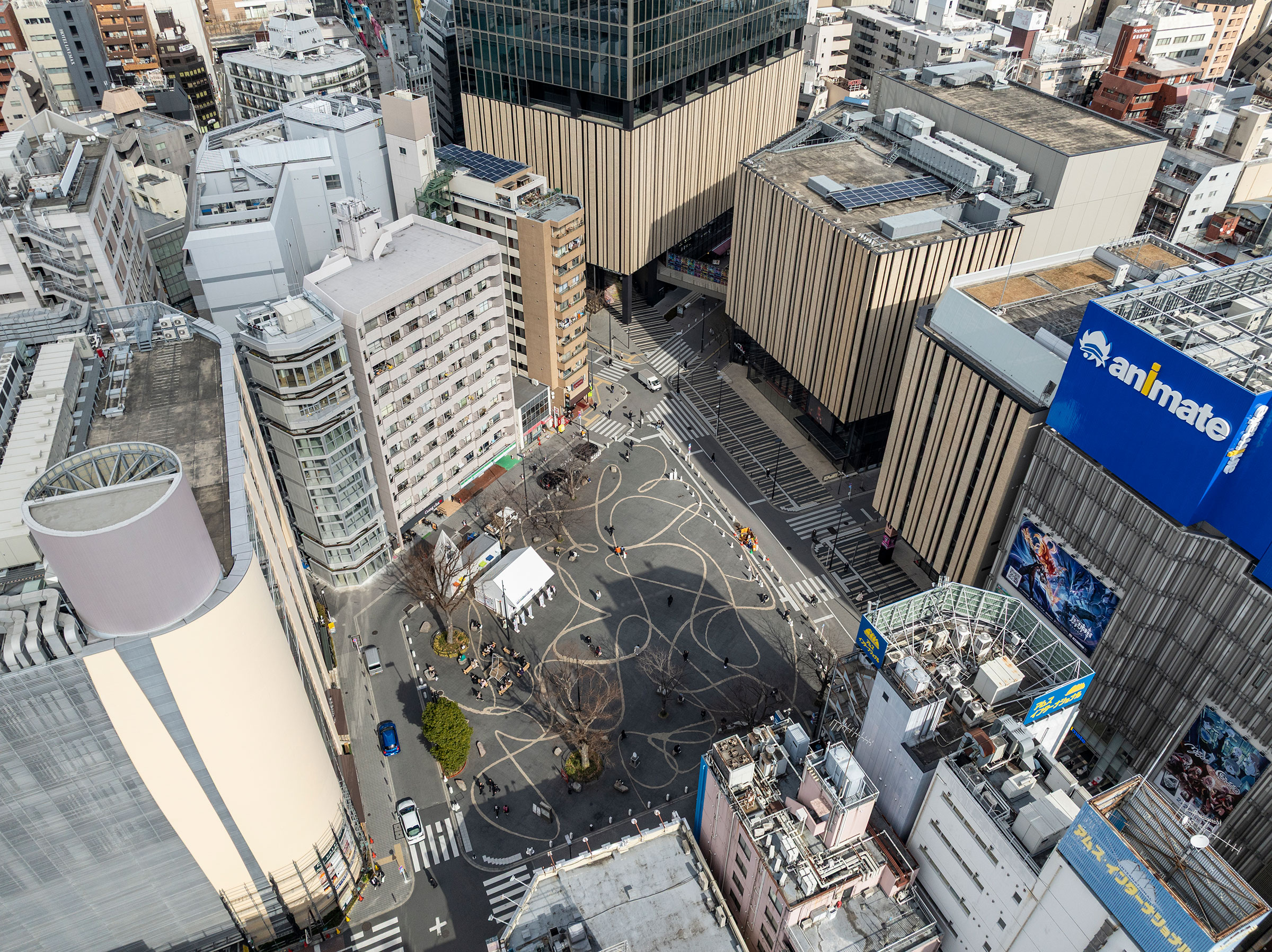 坐落於日本東京都豐島區的複合式大樓「中池袋公園 高窗光庭」，鳥瞰視角，自東南方俯瞰建物全貌。 ©Tororo Studio 中村 Mayu