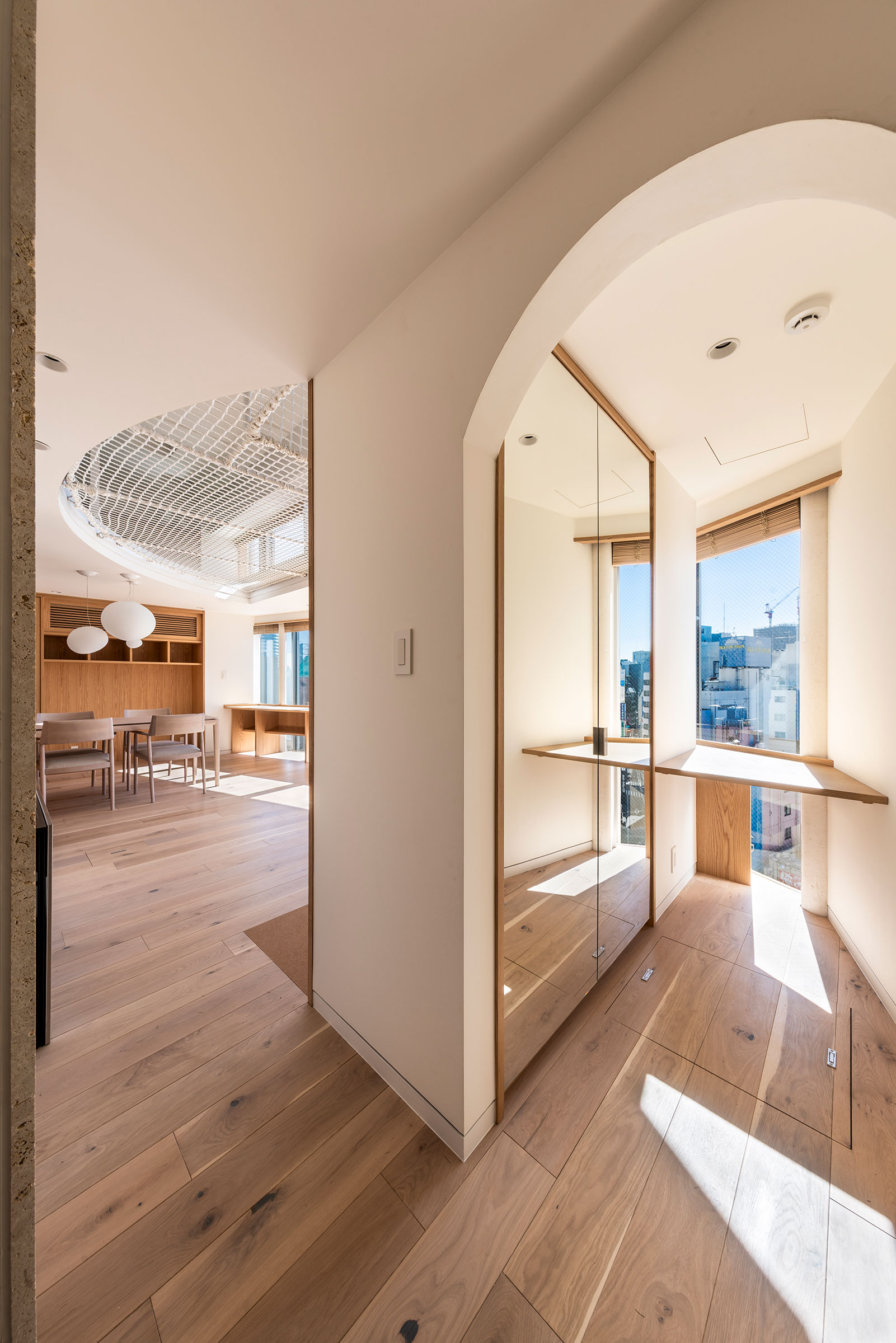8樓住宅區域，左側為客廳，右側為獨立更衣室 ©Tororo Studio 中村 Mayu