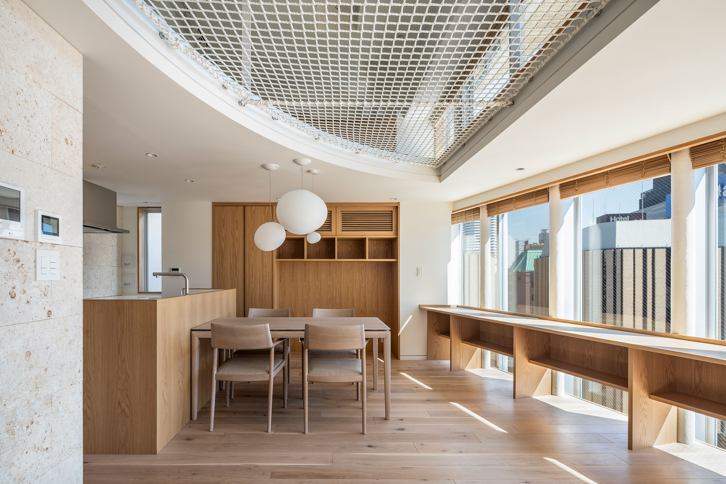 8樓住宅區域，自客廳望向餐廳 ©Tororo Studio 中村 Mayu
